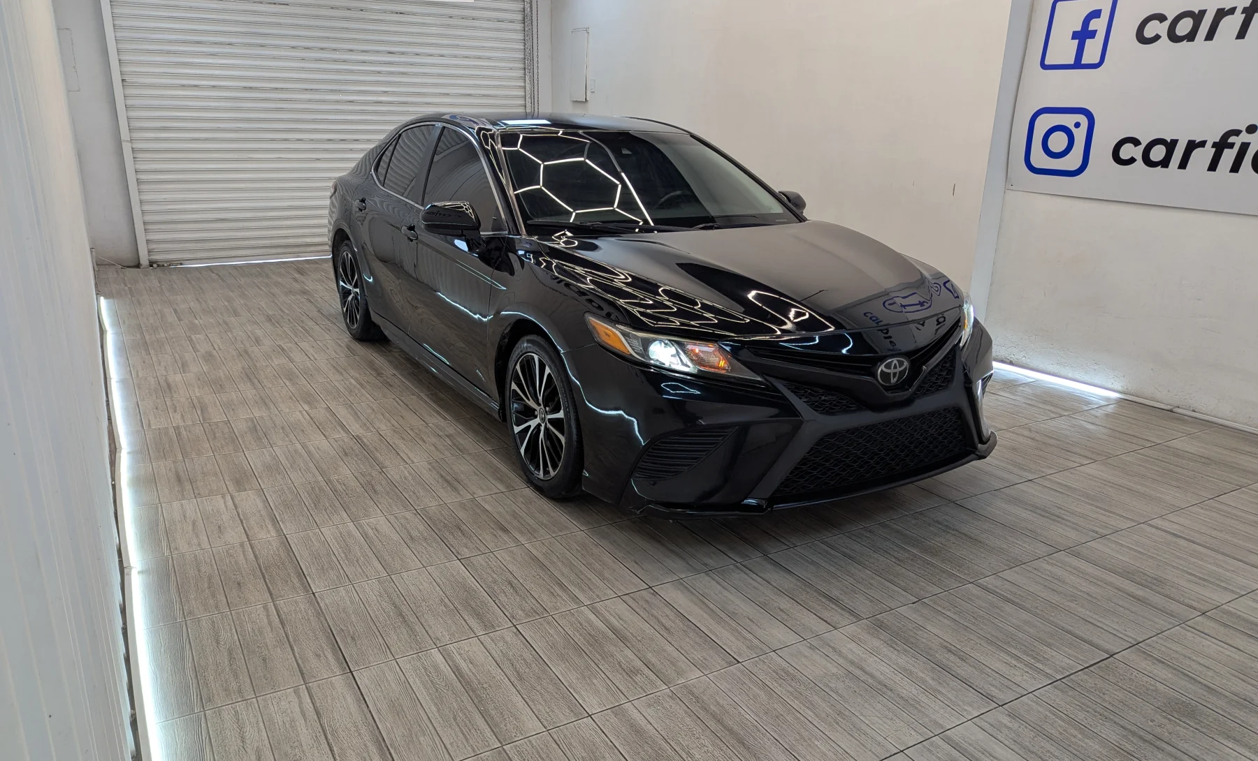 Toyota Camry SE 2019 — exterior 3 de 10