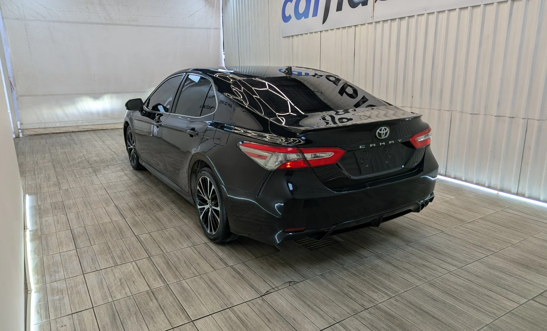 Toyota Camry SE 2019 — exterior 6 de 10