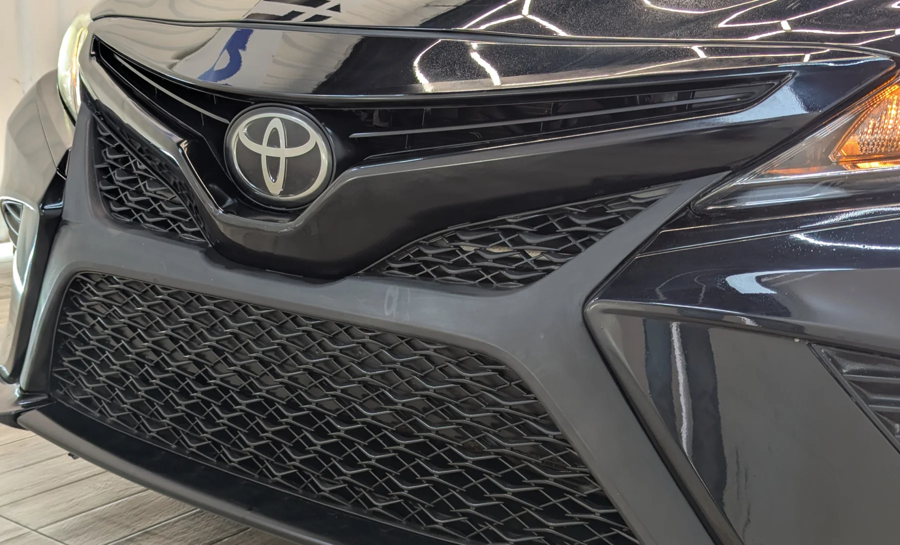 Toyota Camry SE 2019 — exterior 7 de 10