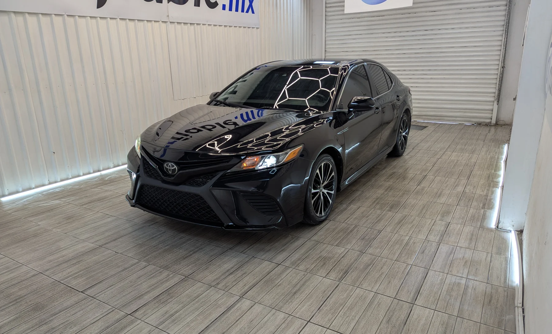 Toyota Camry SE 2019 — exterior 1 de 10