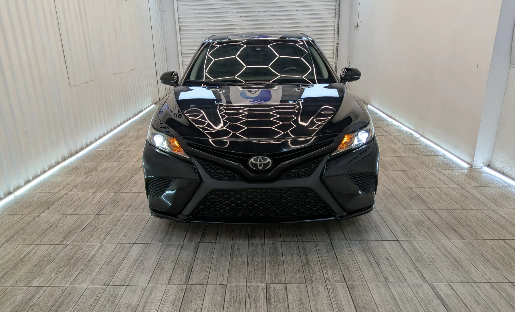 Toyota Camry SE 2019 — exterior 2 de 10