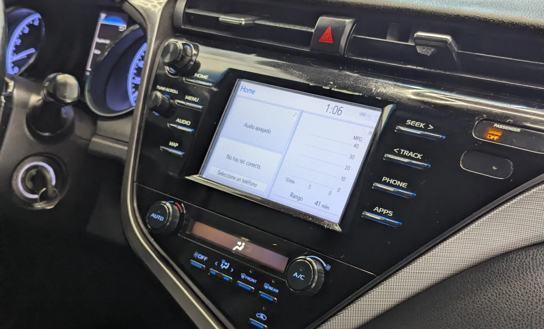 Toyota Camry SE 2019 — interior 4 de 10