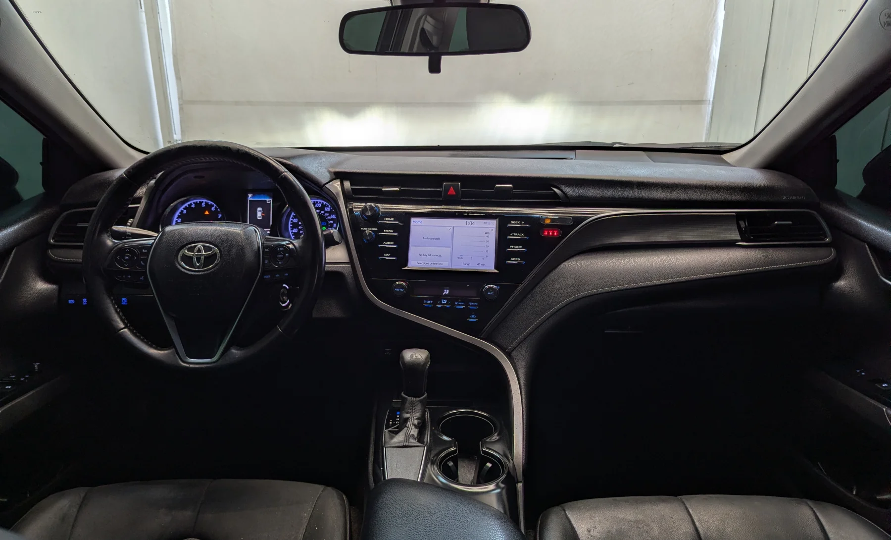 Toyota Camry SE 2019 — interior 5 de 10