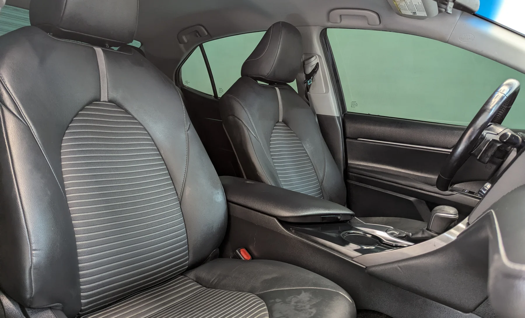Toyota Camry SE 2019 — interior 6 de 10