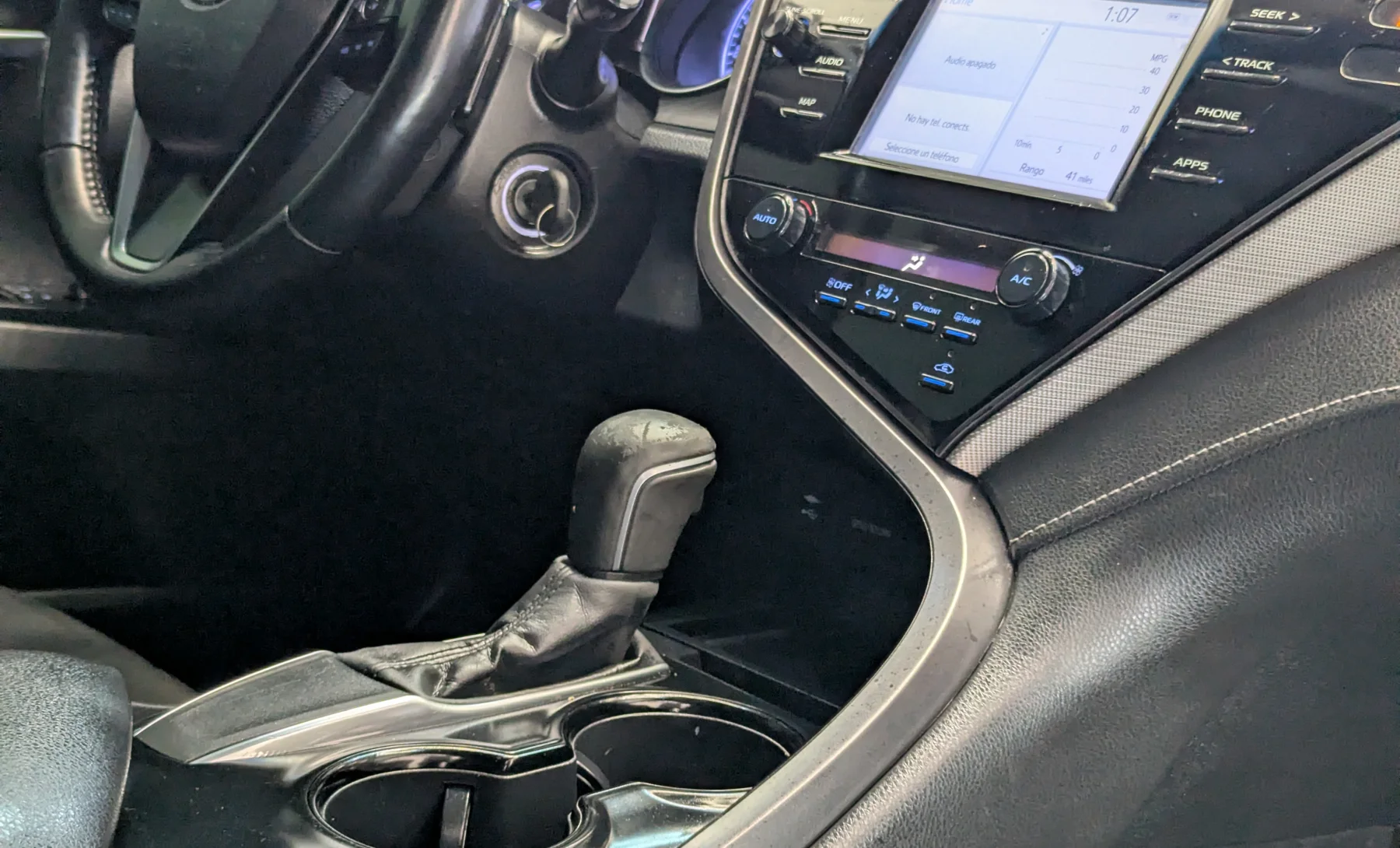 Toyota Camry SE 2019 — interior 3 de 10