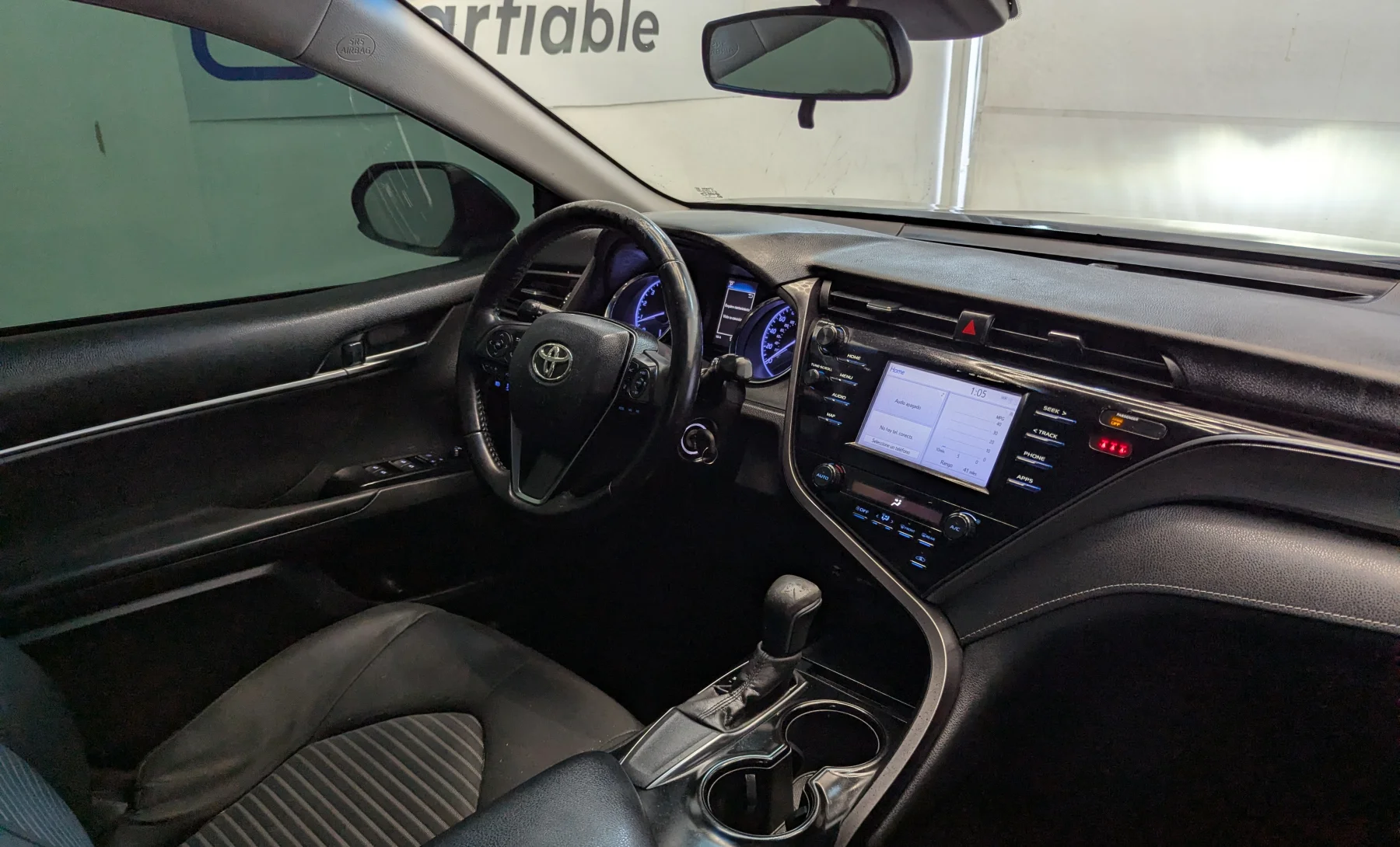 Toyota Camry SE 2019 — interior 7 de 10
