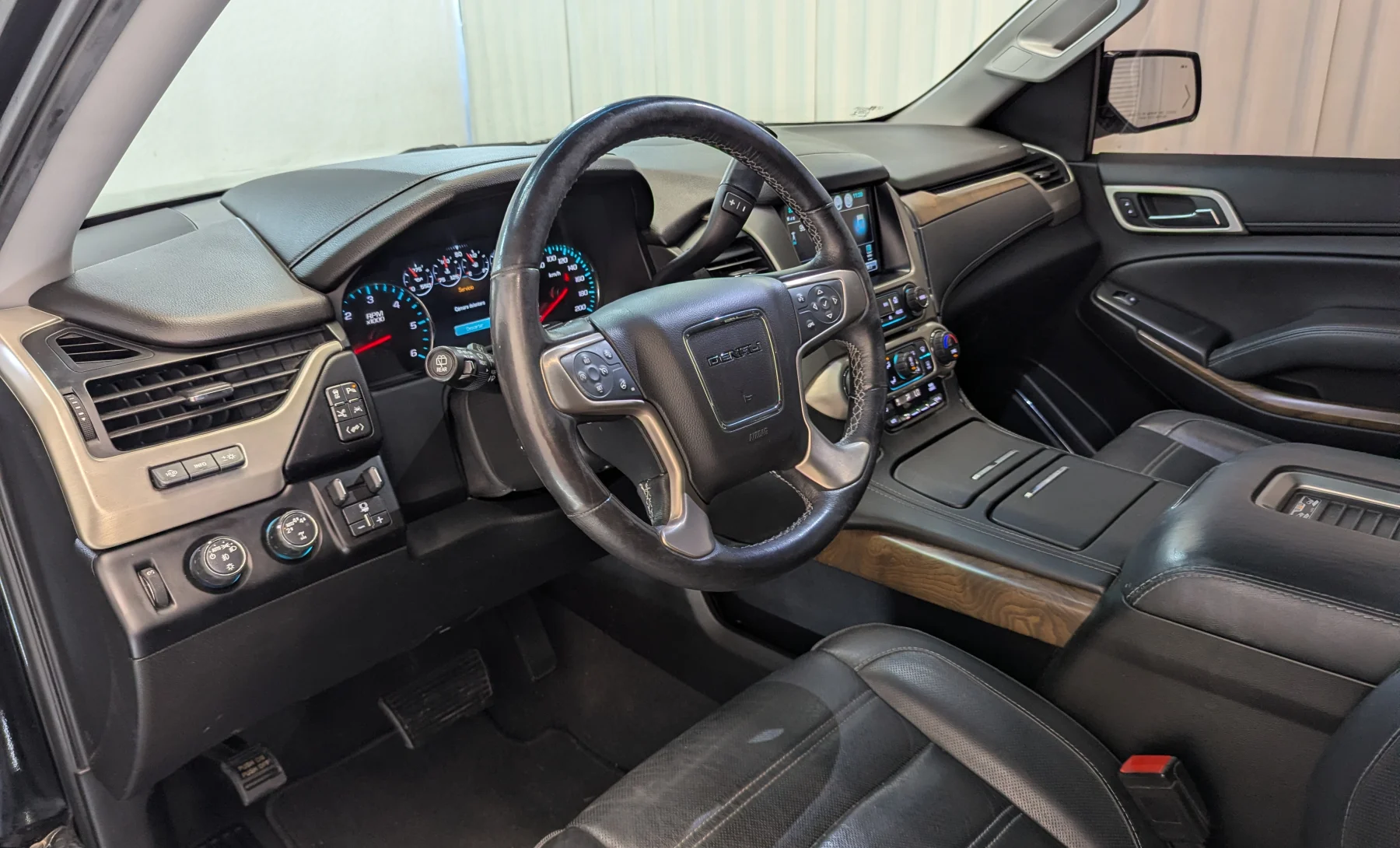 GMC Yukon XL Denali 2020 — interior 1 de 10