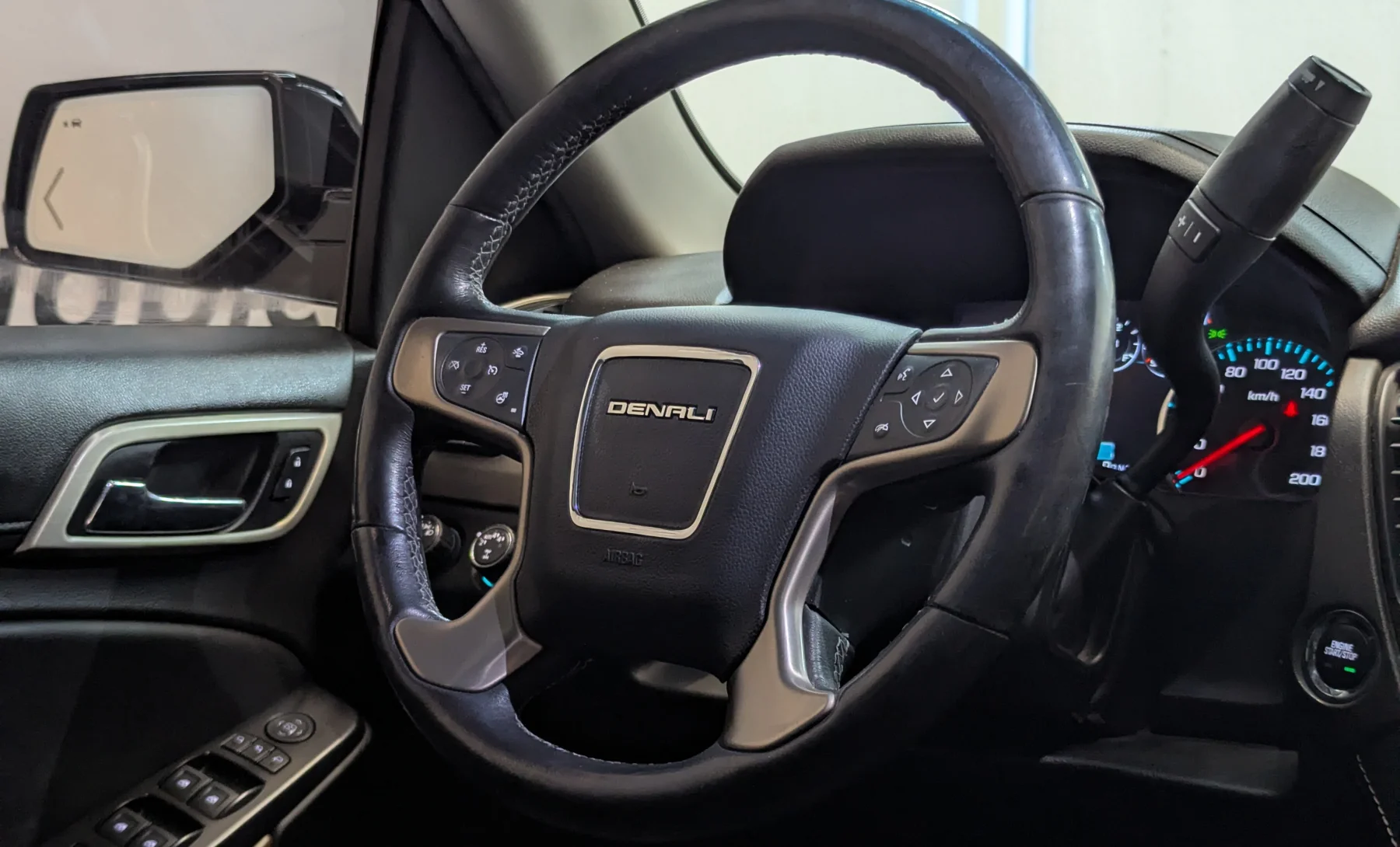 GMC Yukon XL Denali 2020 — interior 2 de 10