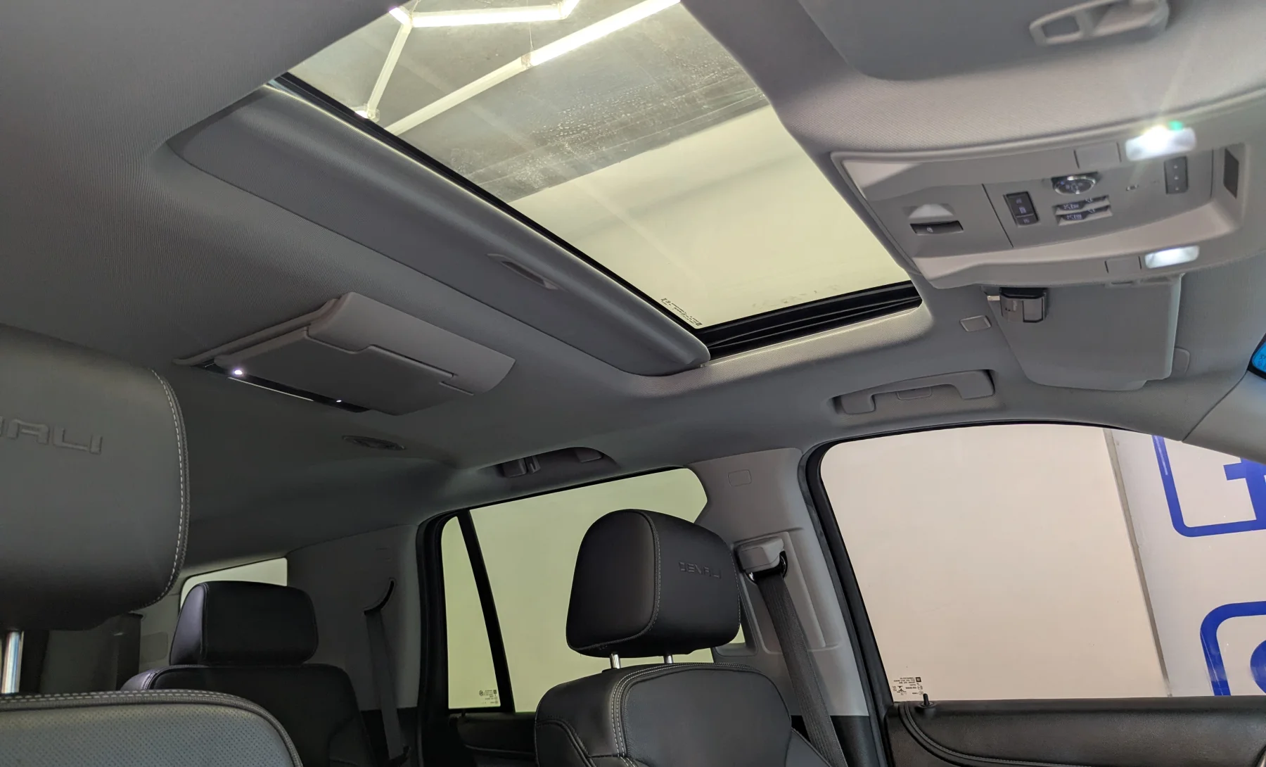 GMC Yukon XL Denali 2020 — interior 7 de 10