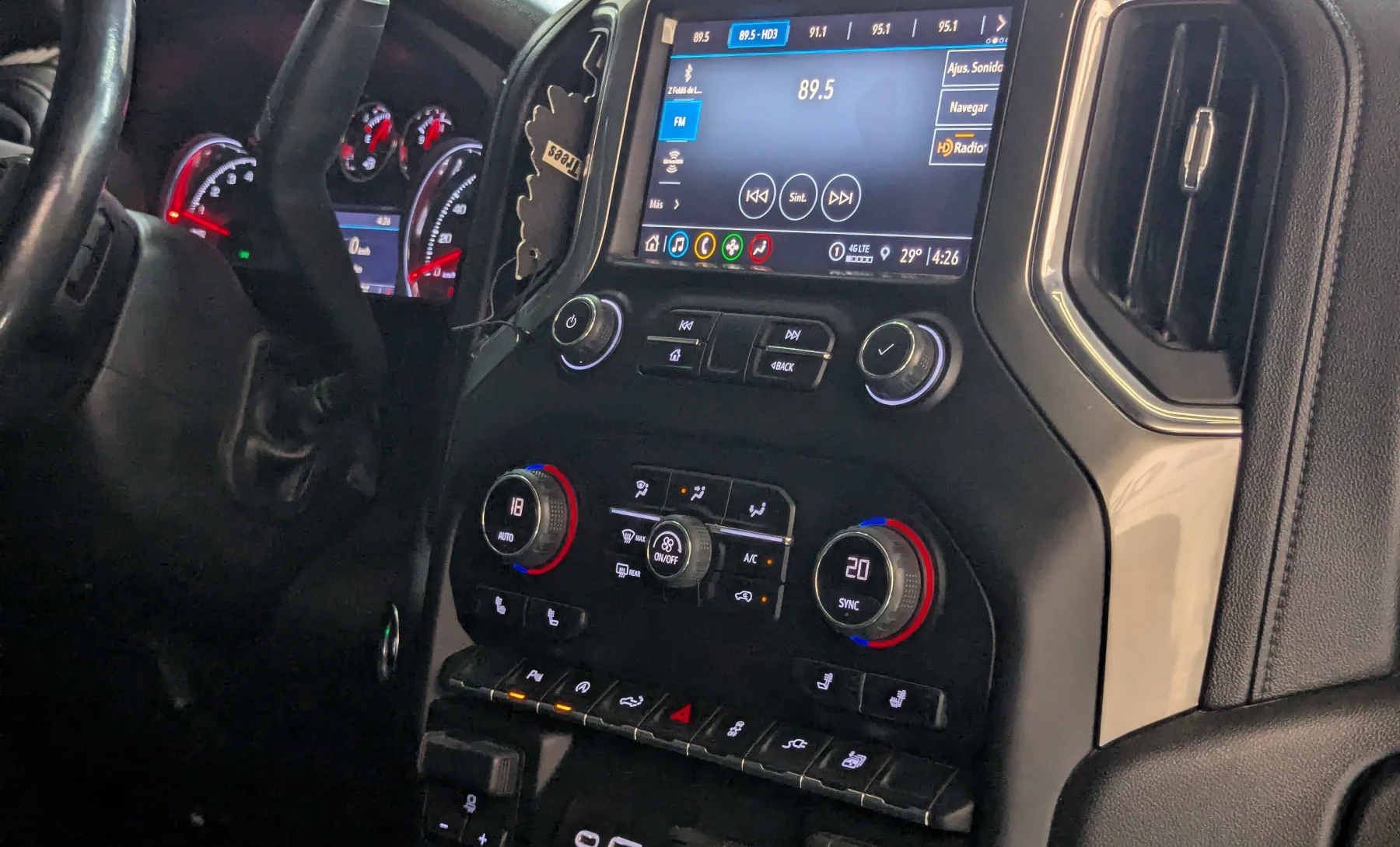 Chevrolet Silverado 1500 Custom 2021 — interior 8 de 10