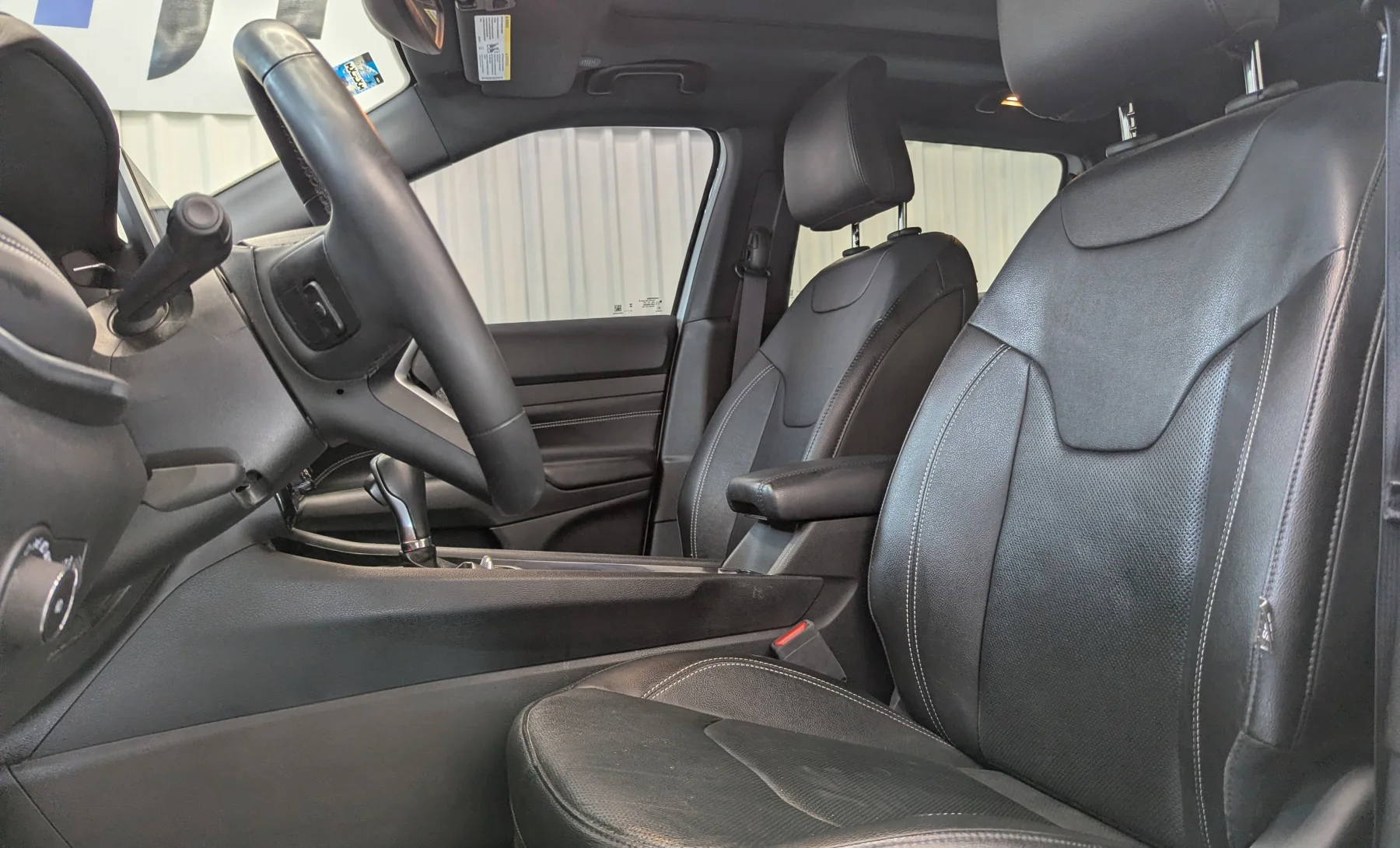 Jeep Compass Altitude 2023 — interior 2 de 10