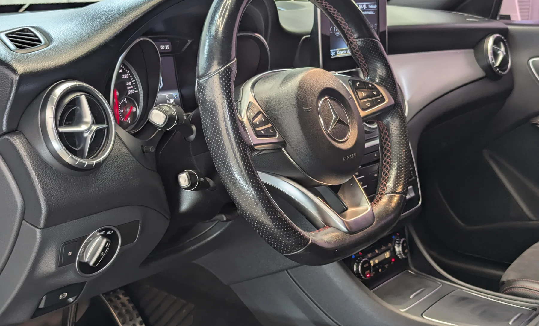 Mercedes-Benz CLA250 Sport 2019 — interior 1 de 10