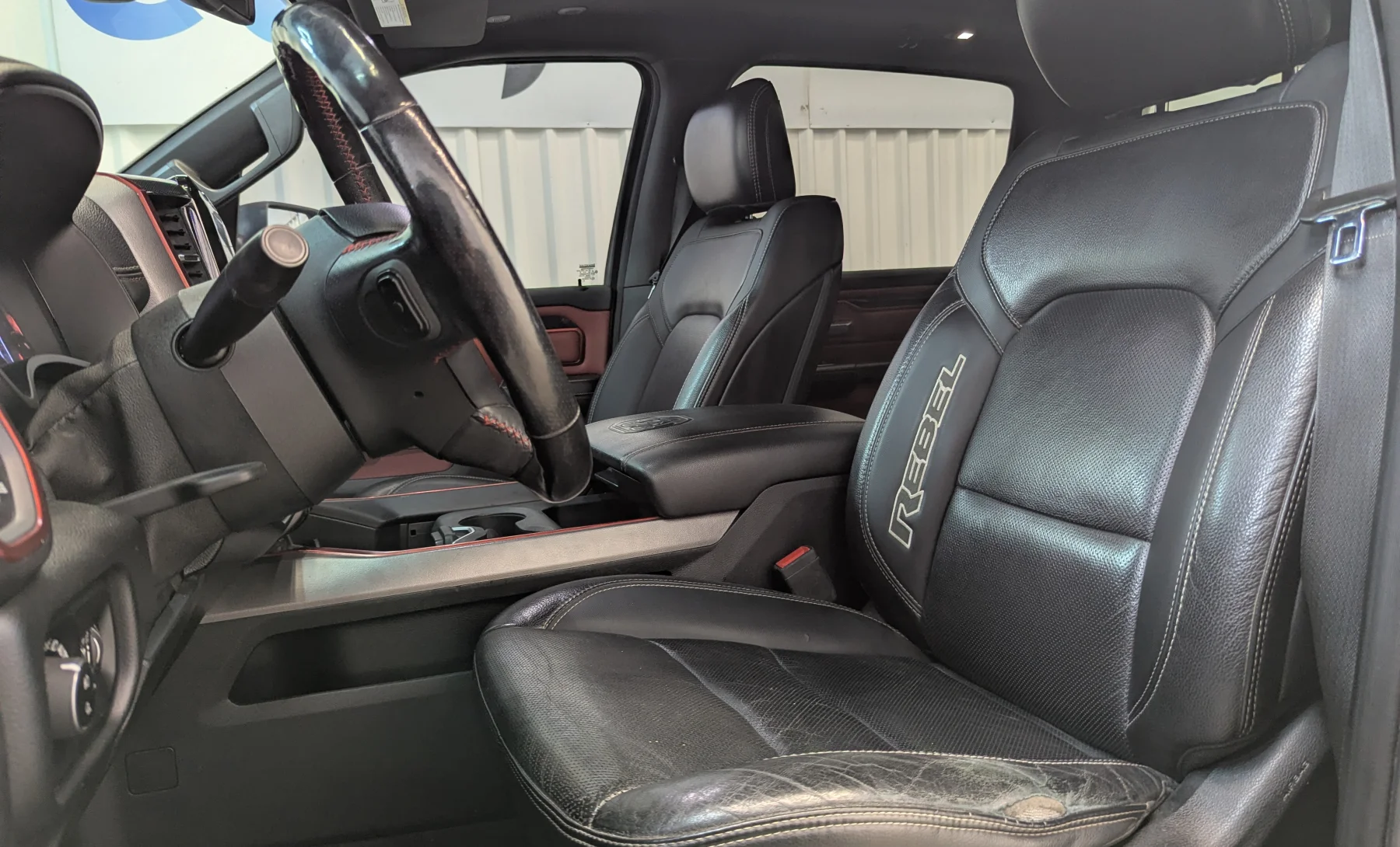 Ram 1500 Rebel 2019 — interior 2 de 10