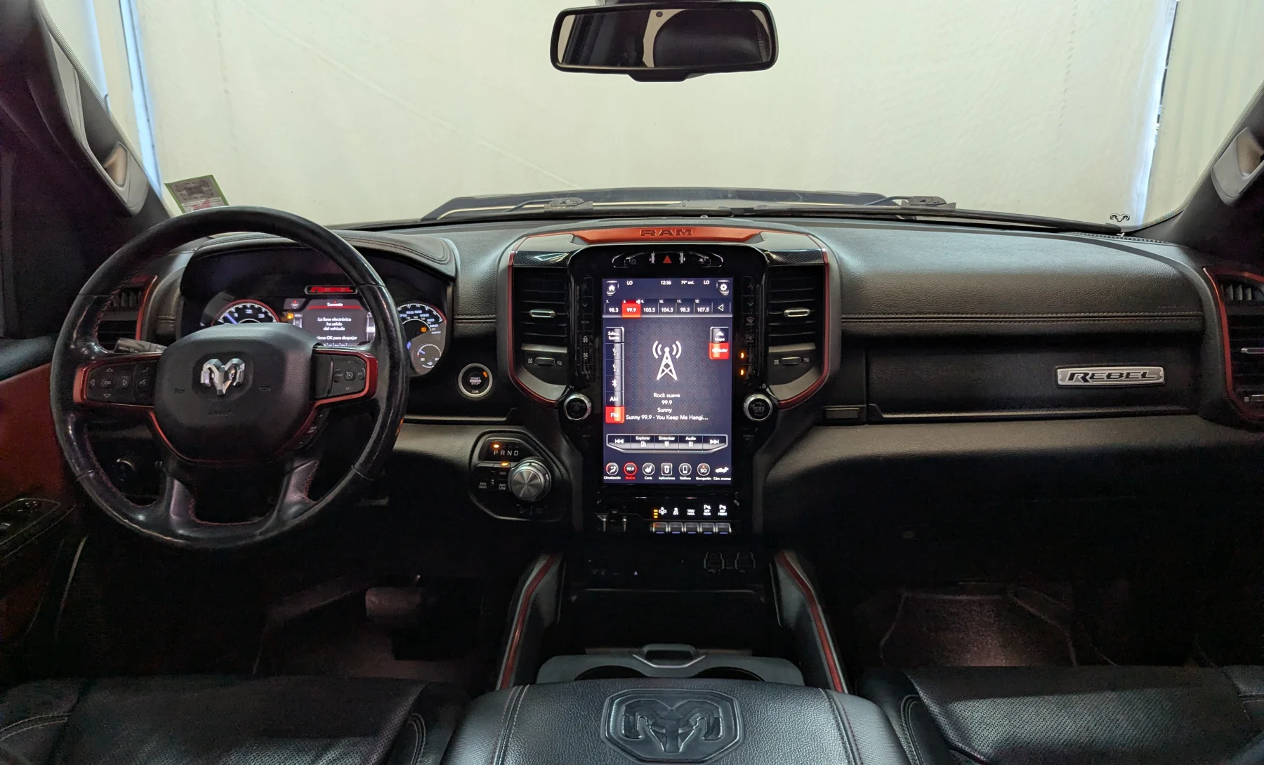 Ram 1500 Rebel 2019 — interior 5 de 10