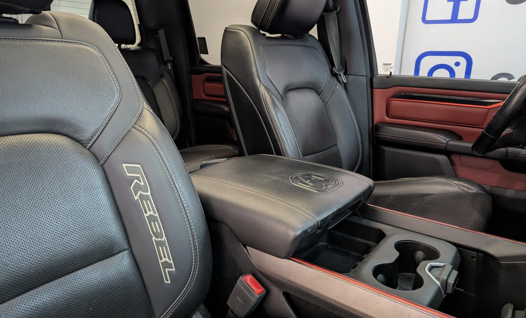 Ram 1500 Rebel 2019 — interior 6 de 10