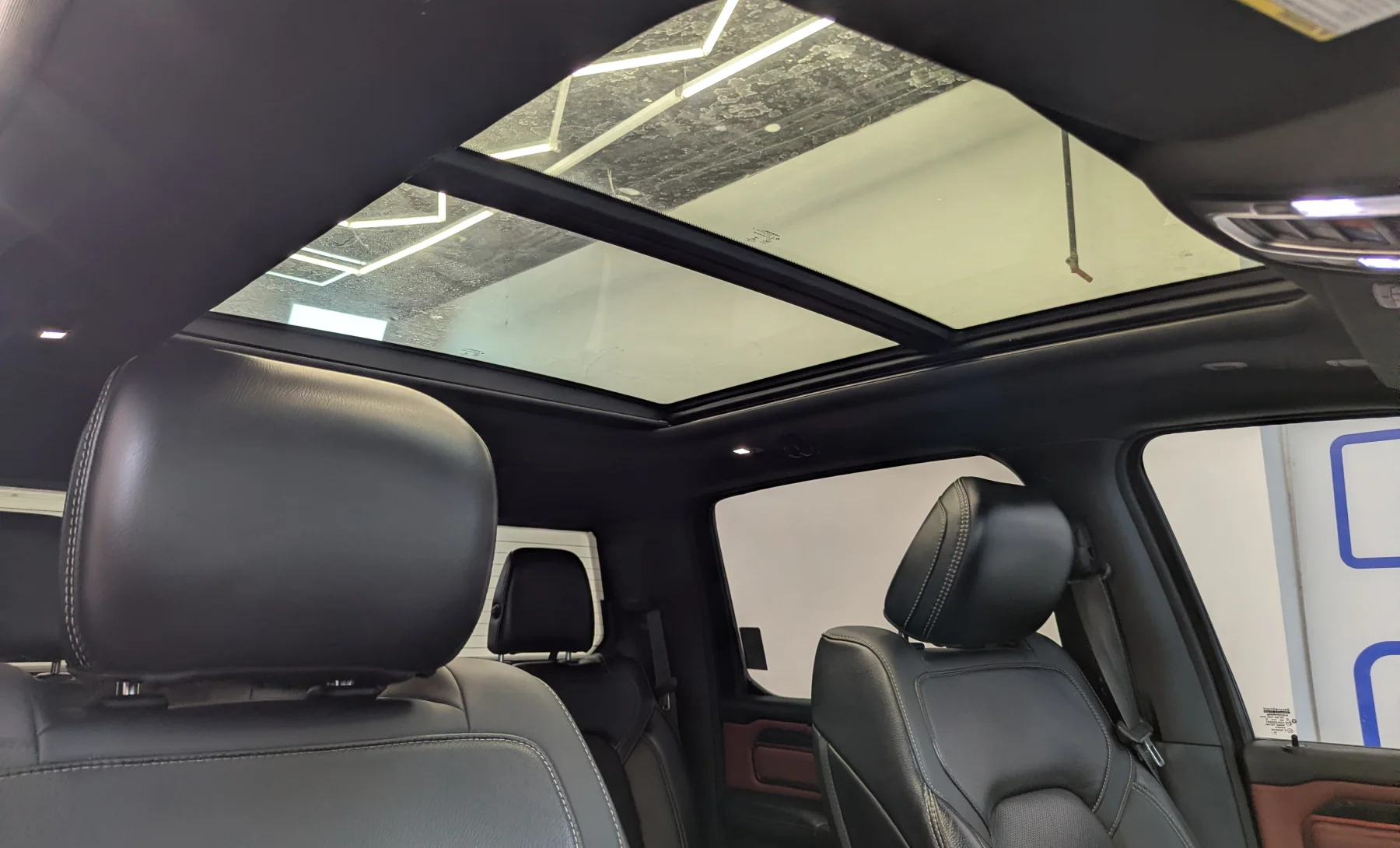 Ram 1500 Rebel 2019 — interior 7 de 10