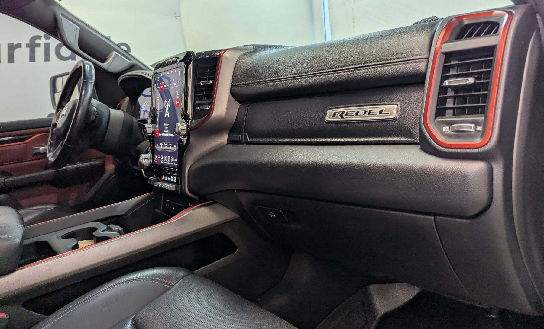 Ram 1500 Rebel 2019 — interior 8 de 10