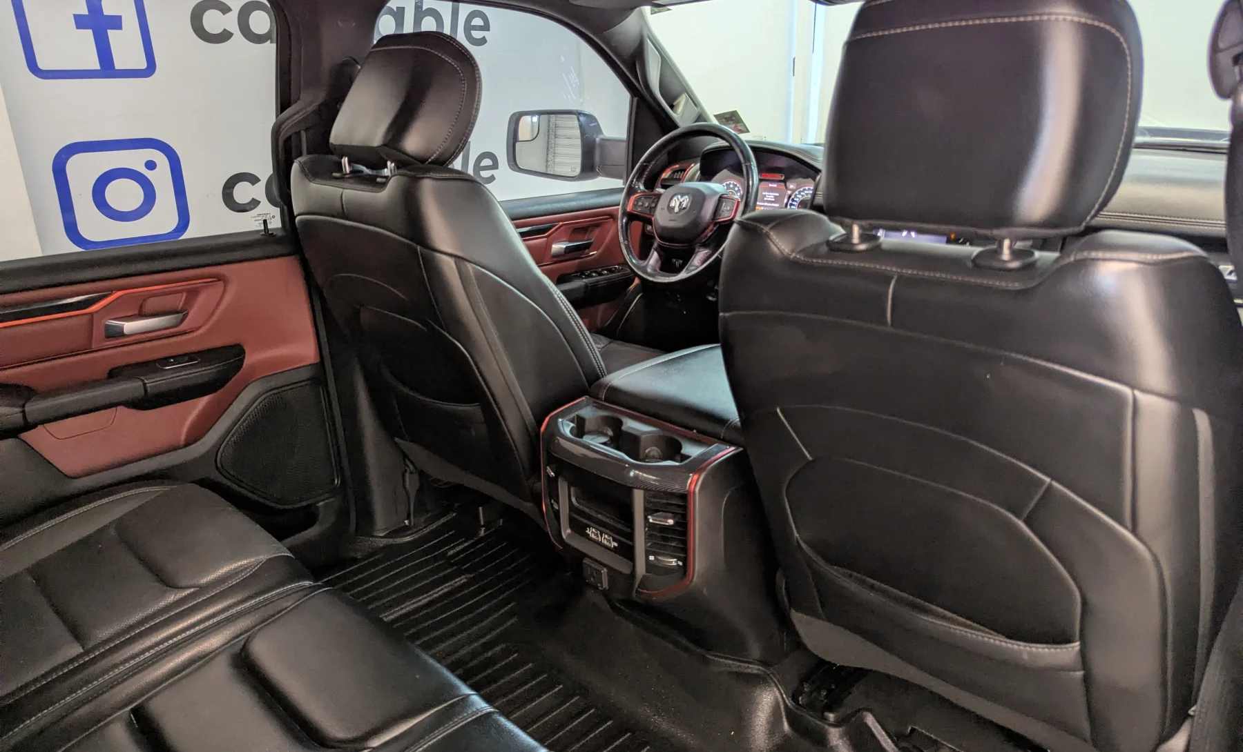 Ram 1500 Rebel 2019 — interior 9 de 10