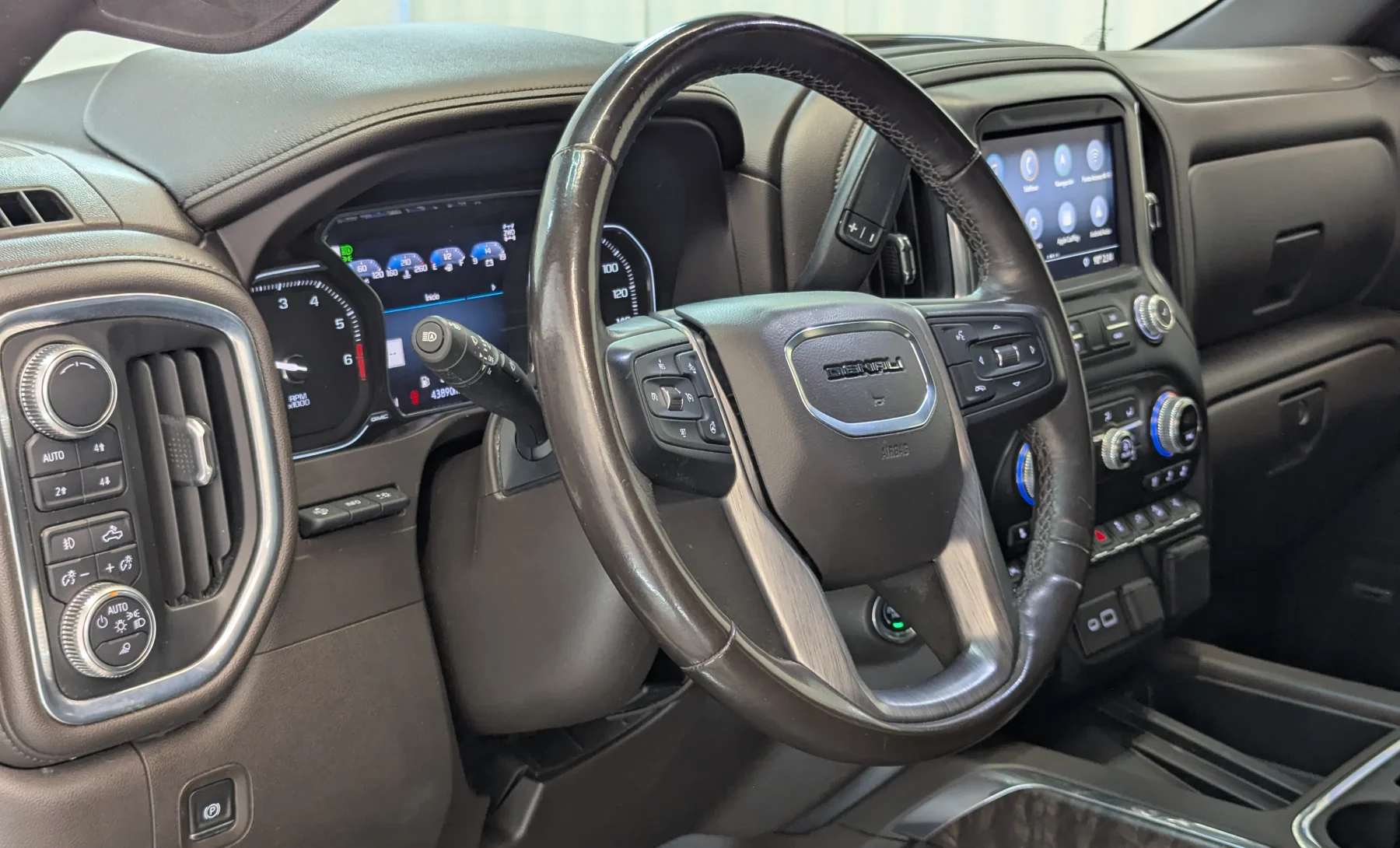 GMC Sierra 1500 Denali 2019 — interior 1 de 10