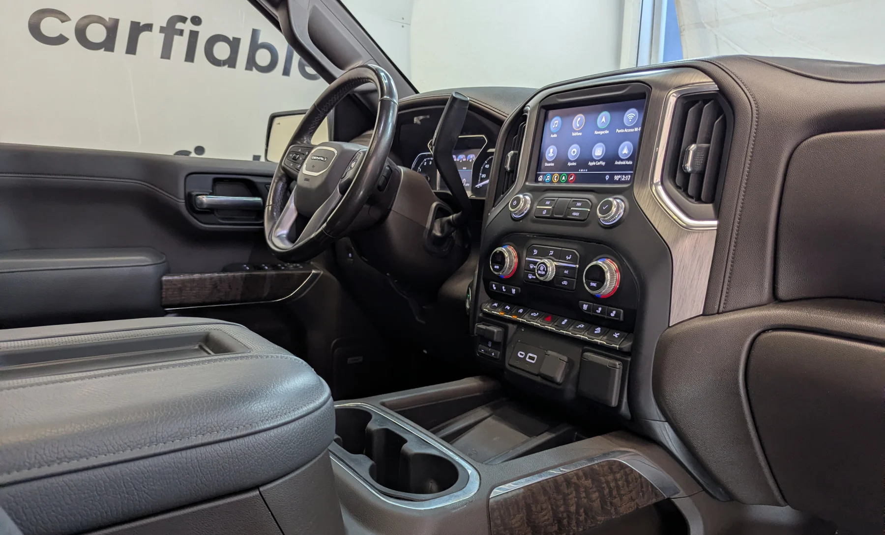 GMC Sierra 1500 Denali 2019 — interior 5 de 10