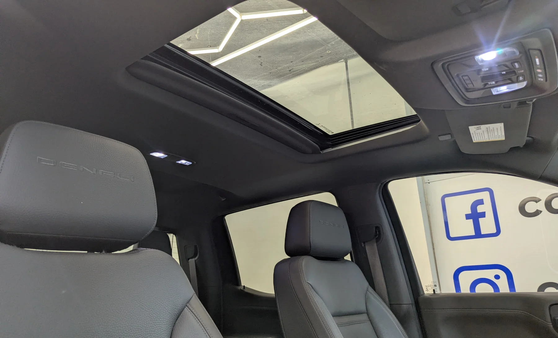 GMC Sierra 1500 Denali 2019 — interior 7 de 10