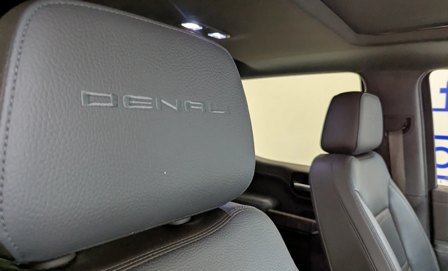 GMC Sierra 1500 Denali 2019 — interior 8 de 10