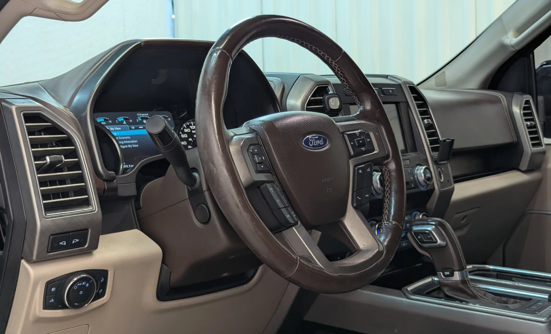 Ford F-150 Platinum 2019 — interior 1 de 10