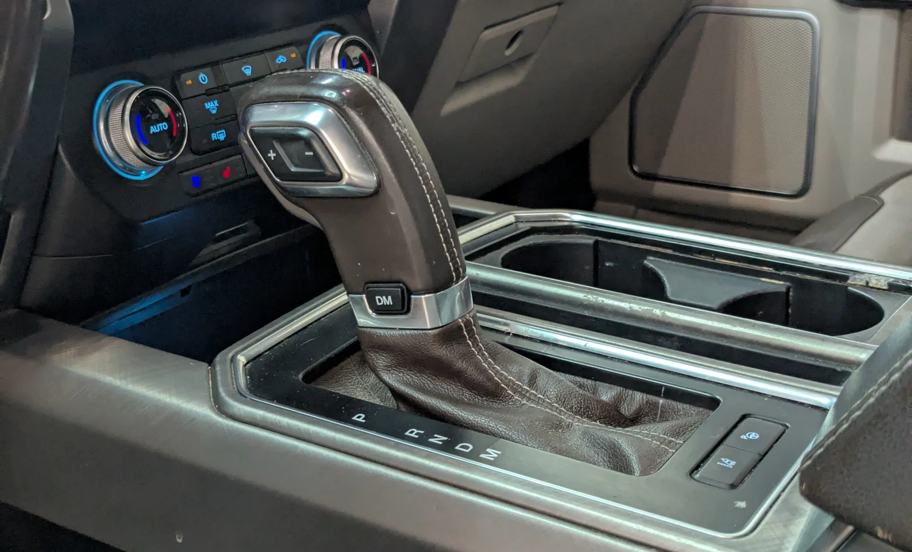 Ford F-150 Platinum 2019 — interior 2 de 10