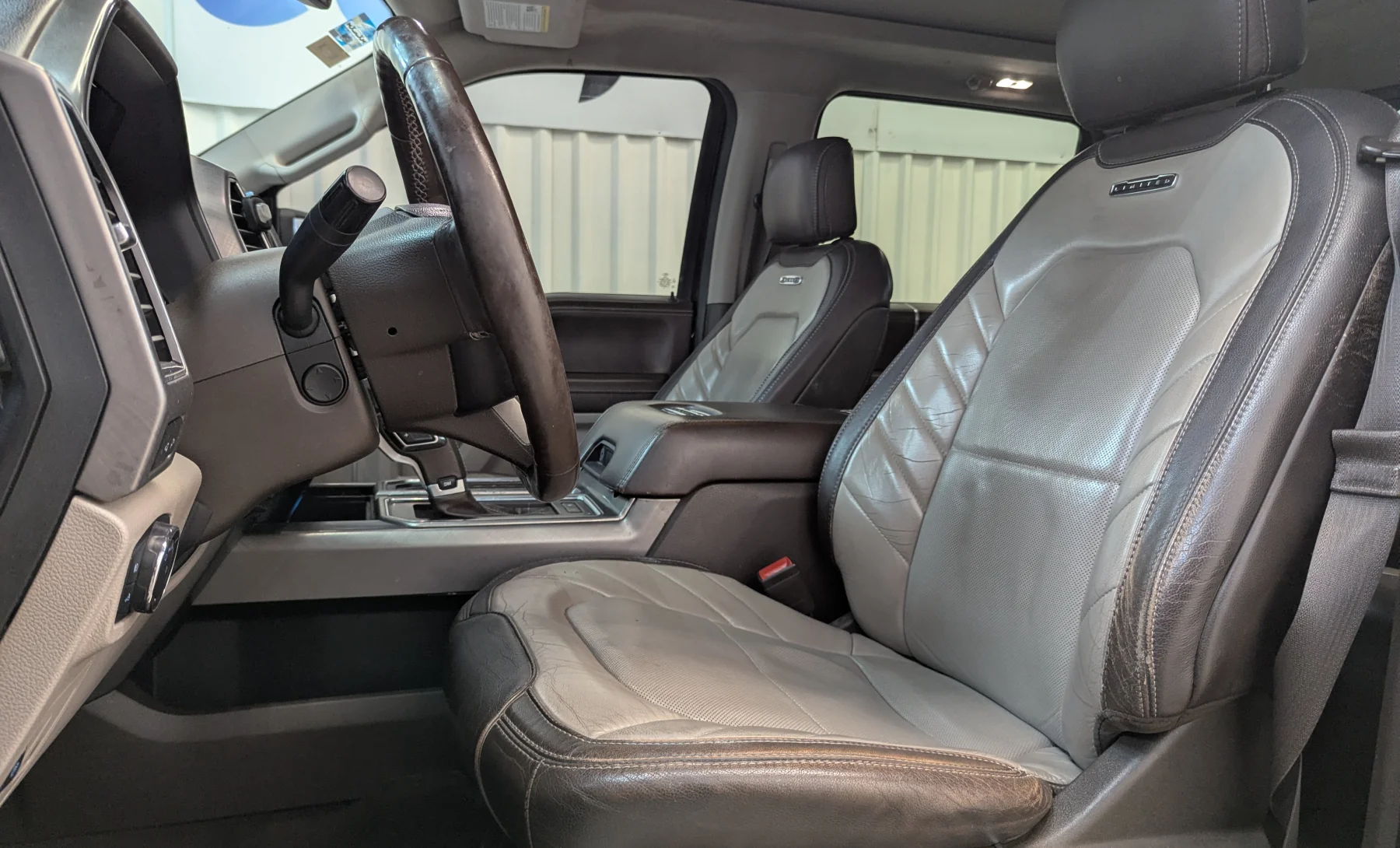 Ford F-150 Platinum 2019 — interior 4 de 10