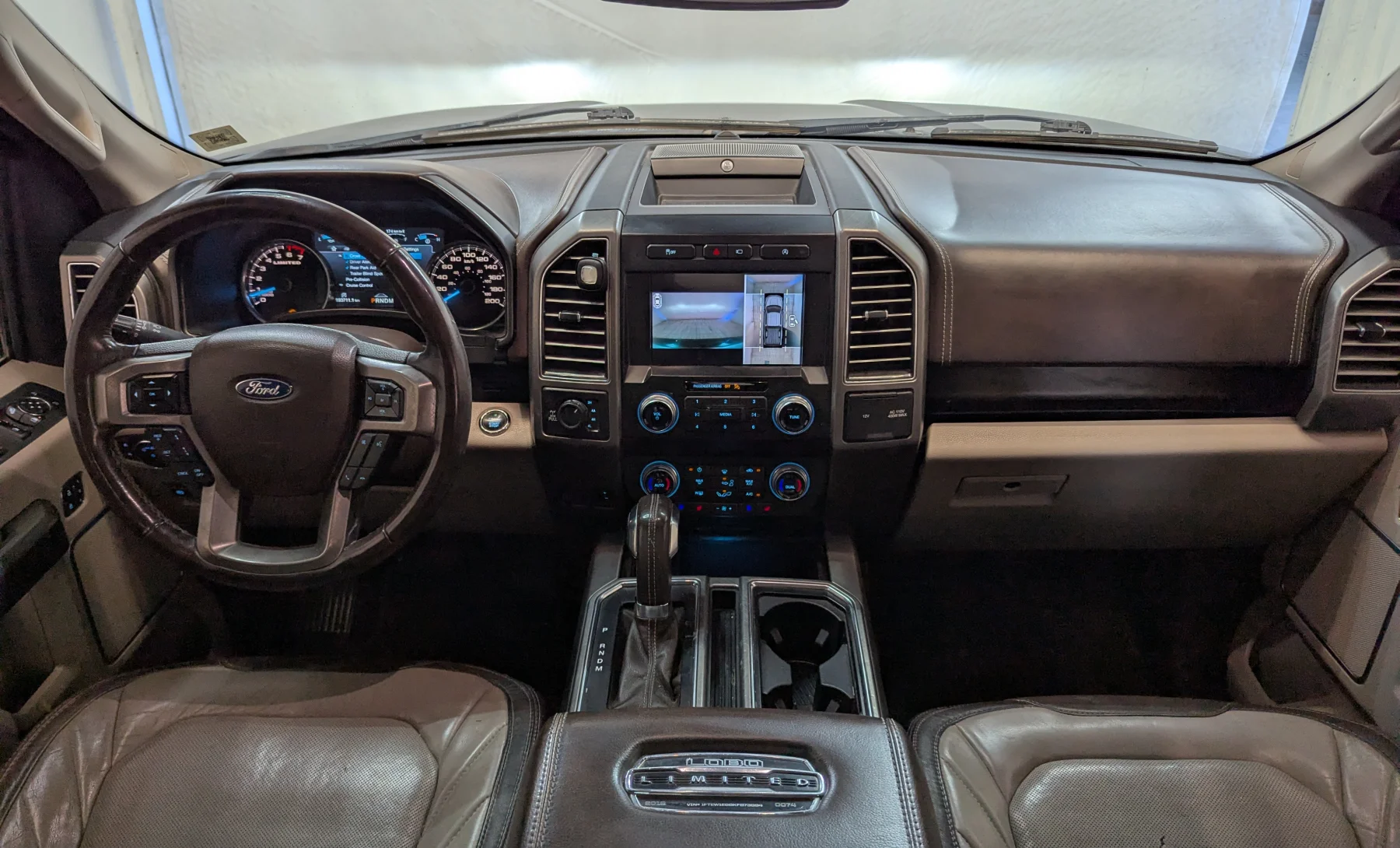 Ford F-150 Platinum 2019 — interior 5 de 10