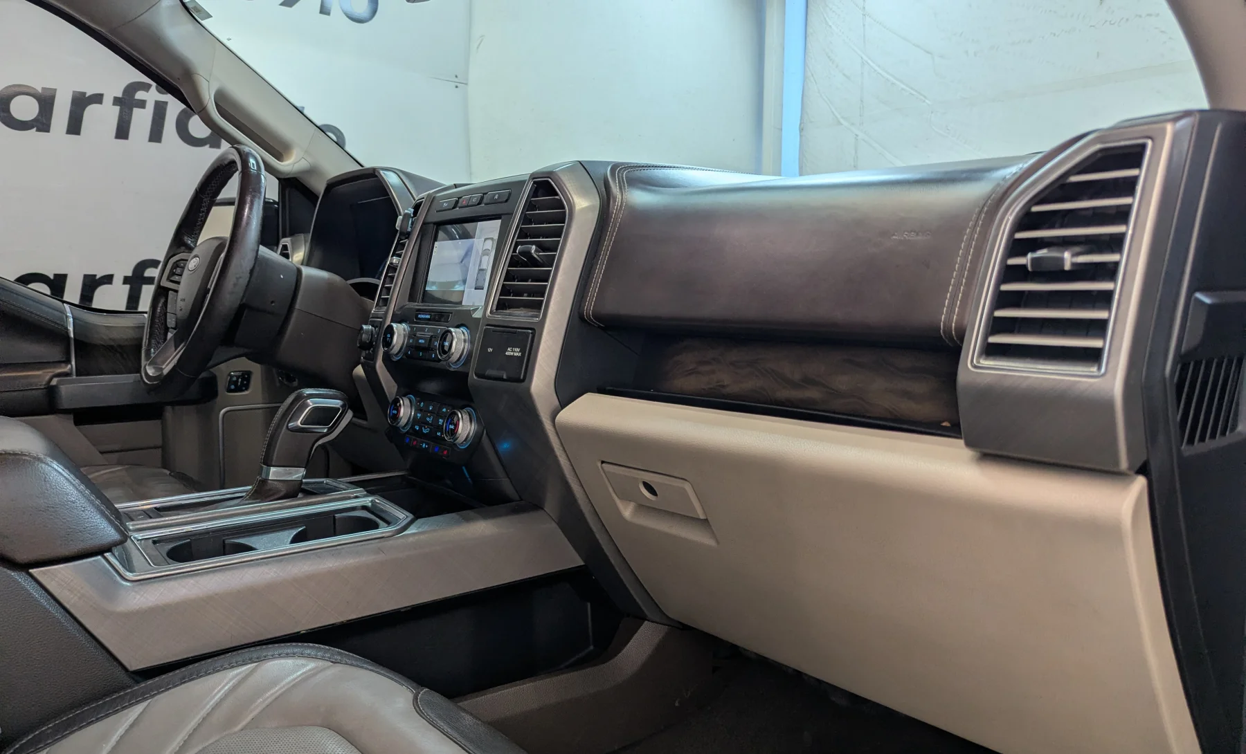 Ford F-150 Platinum 2019 — interior 7 de 10