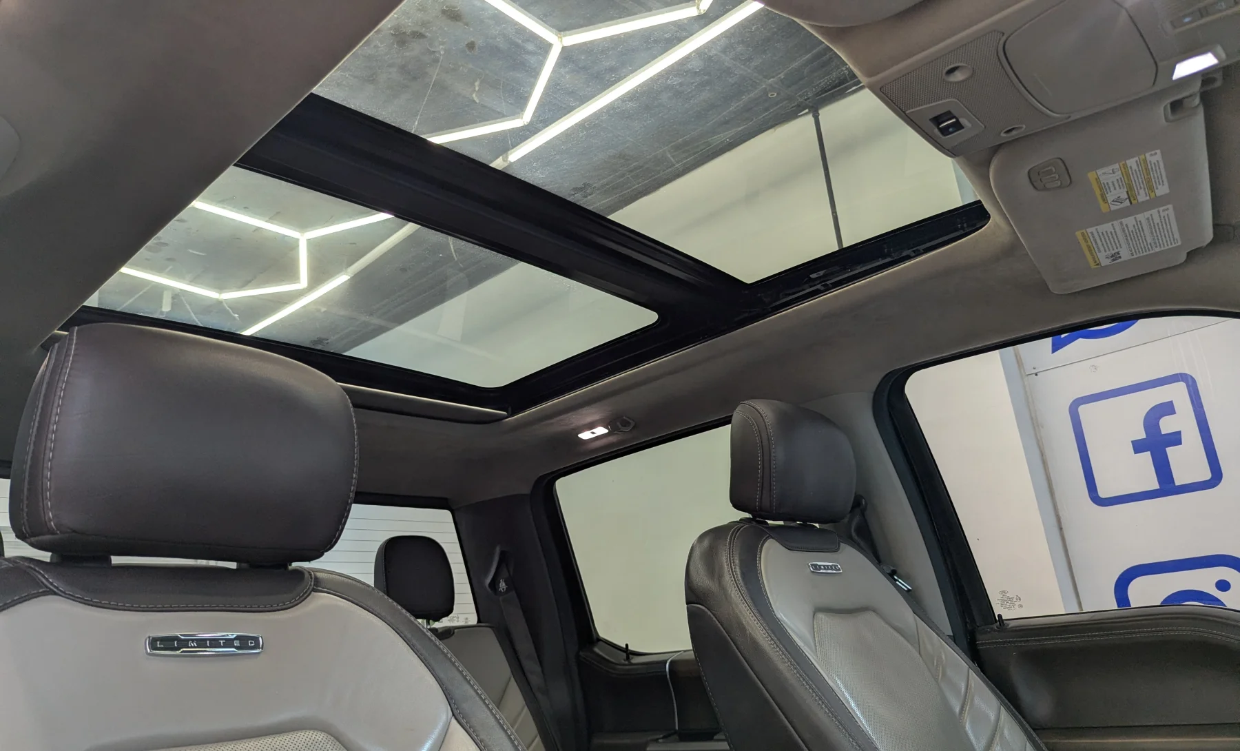 Ford F-150 Platinum 2019 — interior 8 de 10