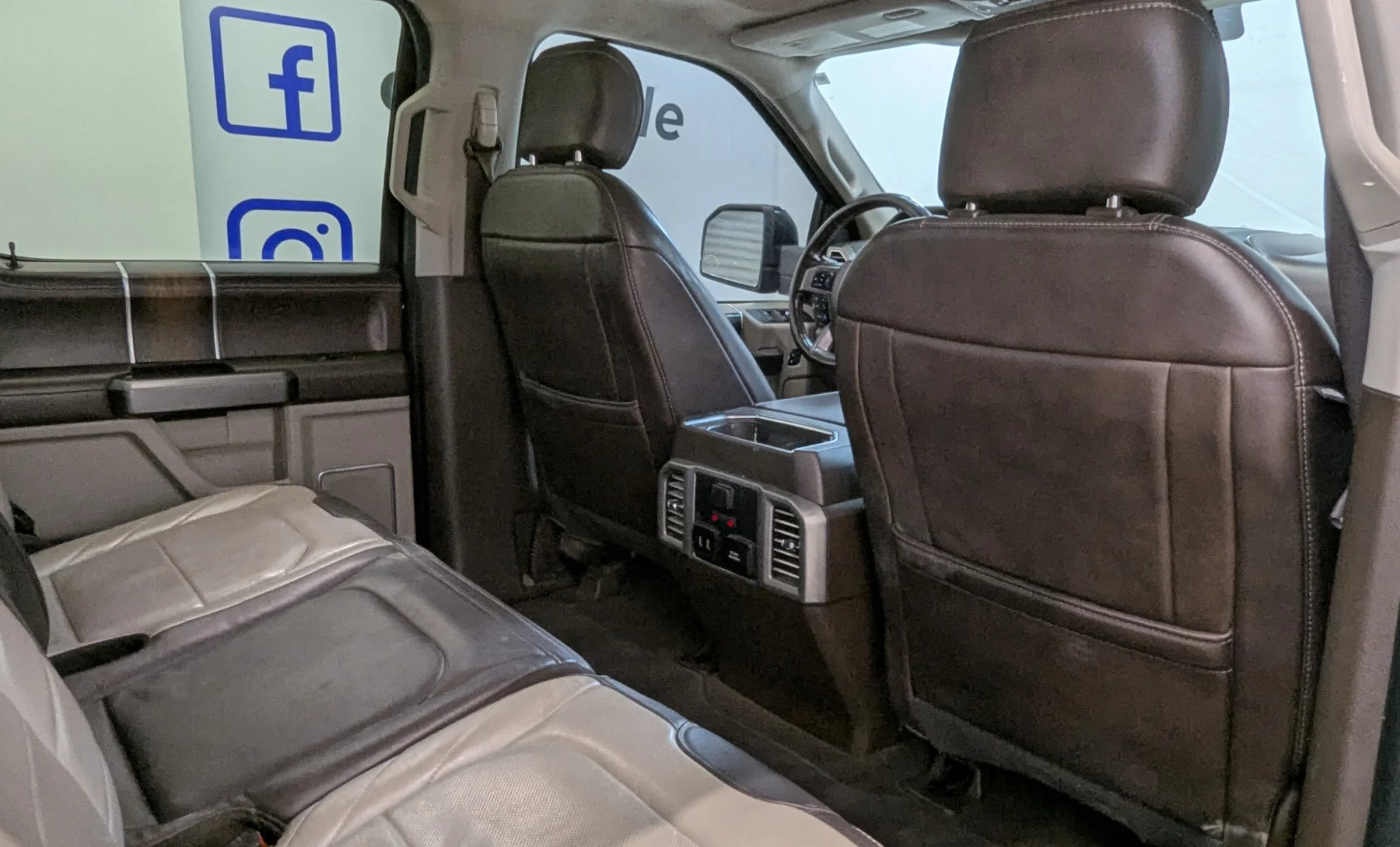 Ford F-150 Platinum 2019 — interior 9 de 10