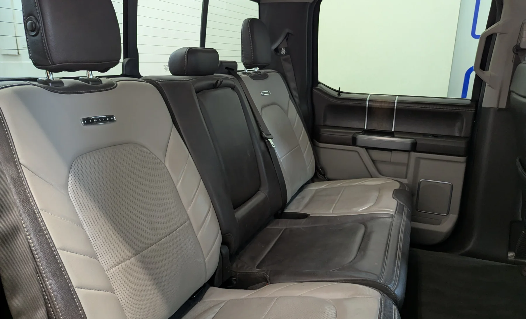 Ford F-150 Platinum 2019 — interior 10 de 10