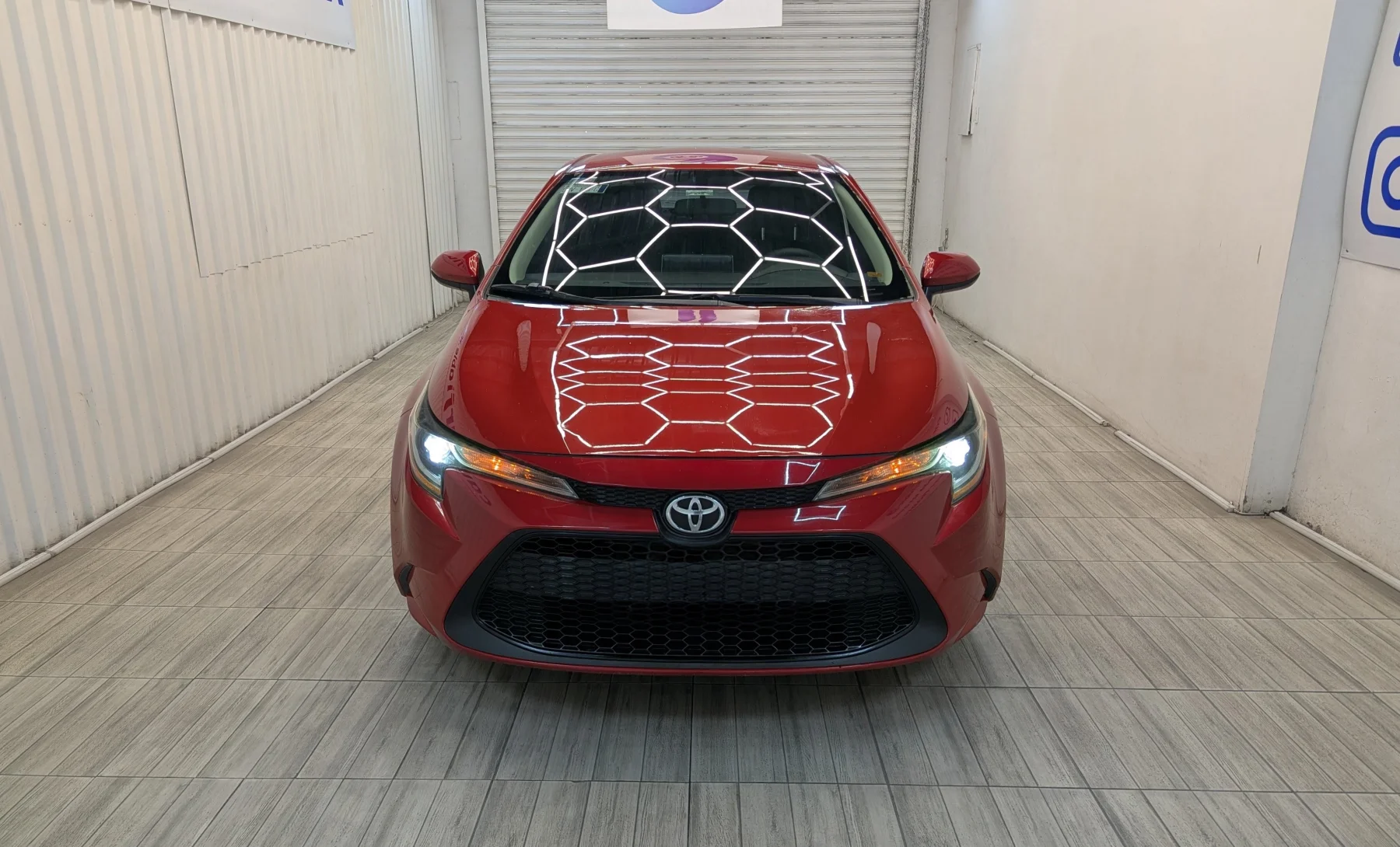 Toyota Corolla LE 2020 — exterior 2 de 10