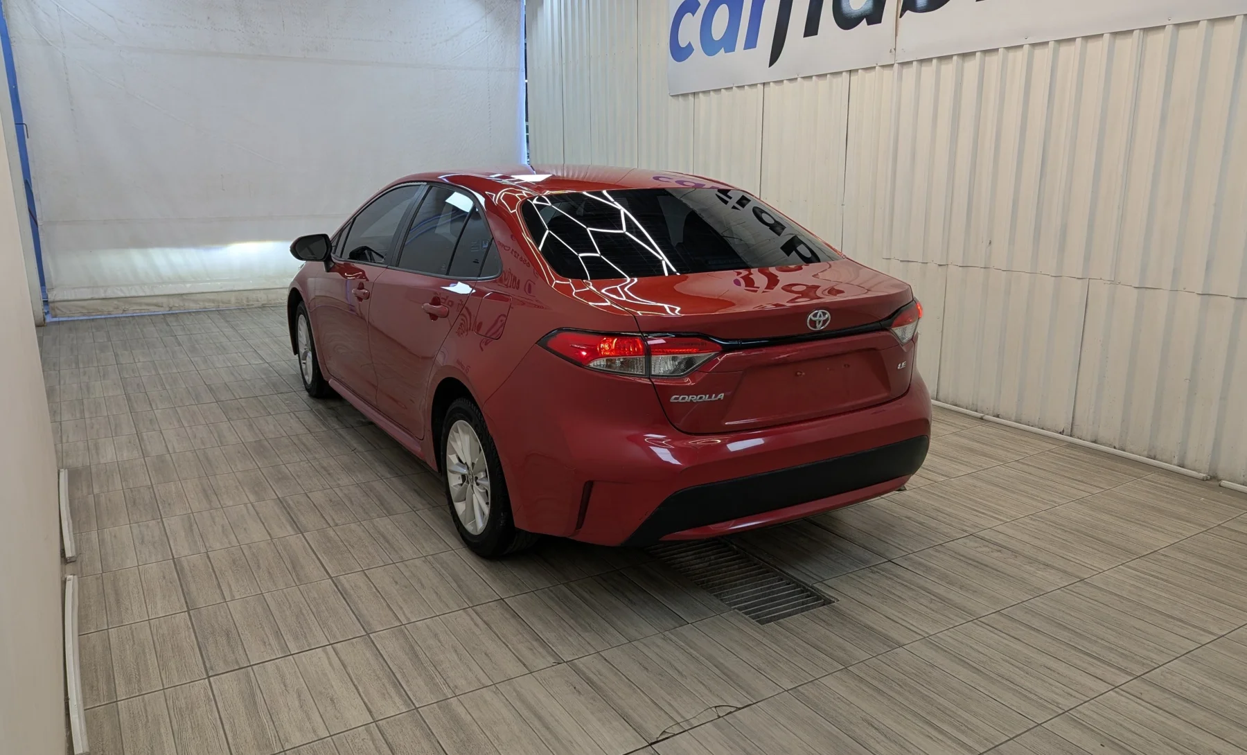 Toyota Corolla LE 2020 — exterior 6 de 10