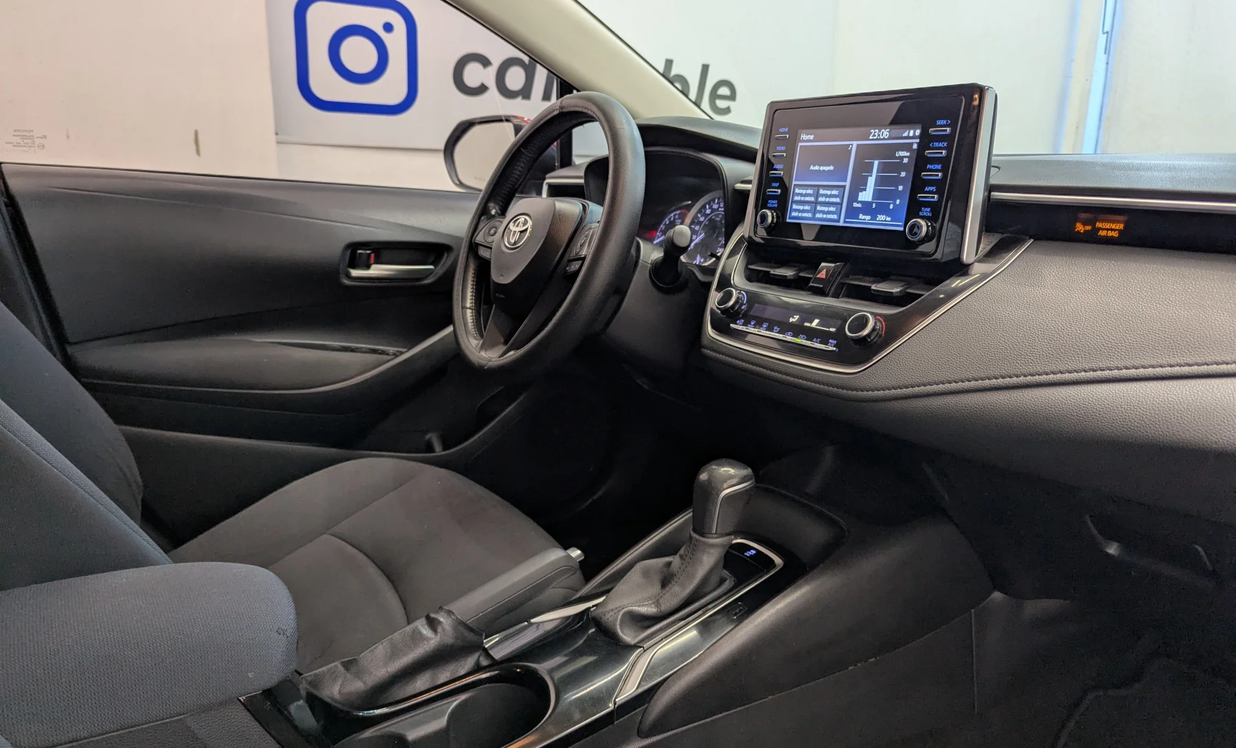 Toyota Corolla LE 2020 — interior 6 de 9