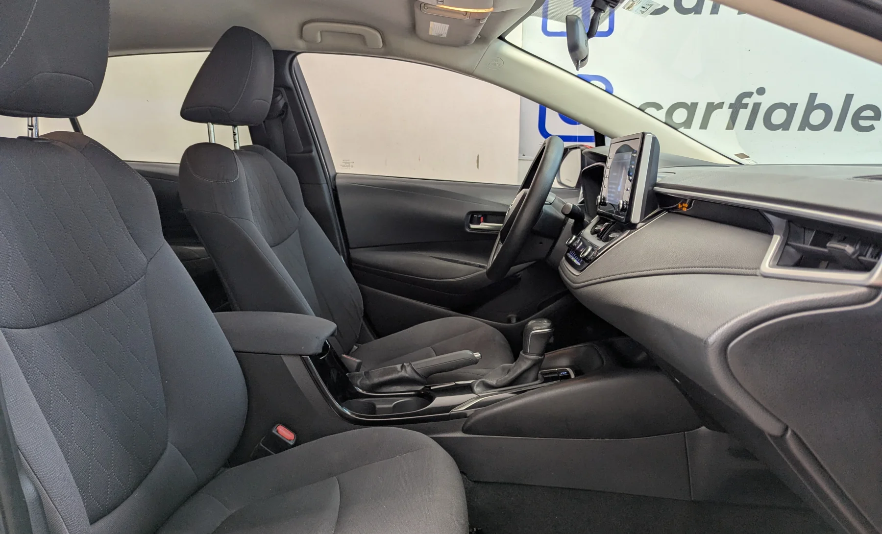 Toyota Corolla LE 2020 — interior 7 de 9