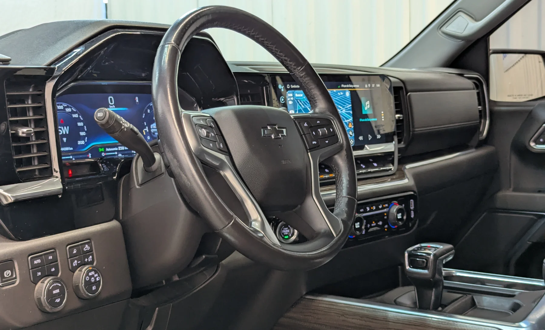 Chevrolet Cheyenne RST 2023 — interior 1 de 10