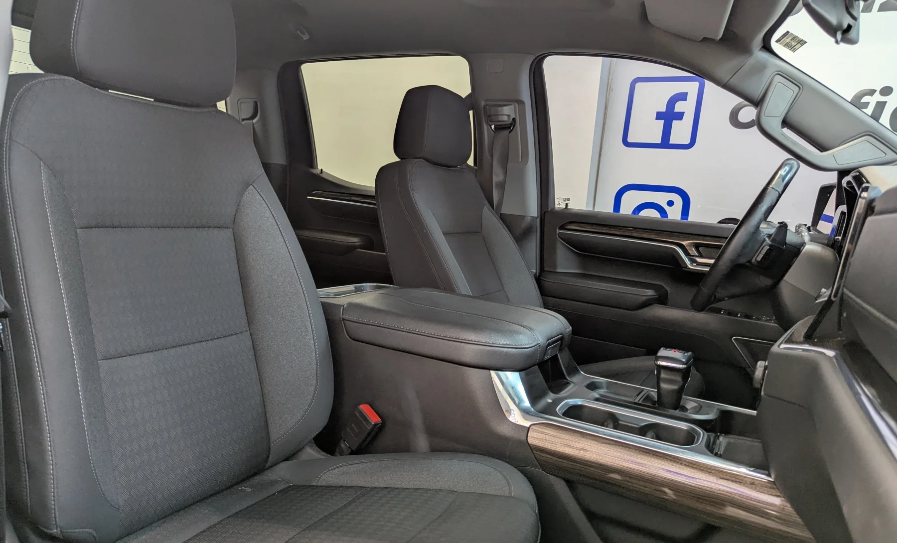 Chevrolet Cheyenne RST 2023 — interior 6 de 10