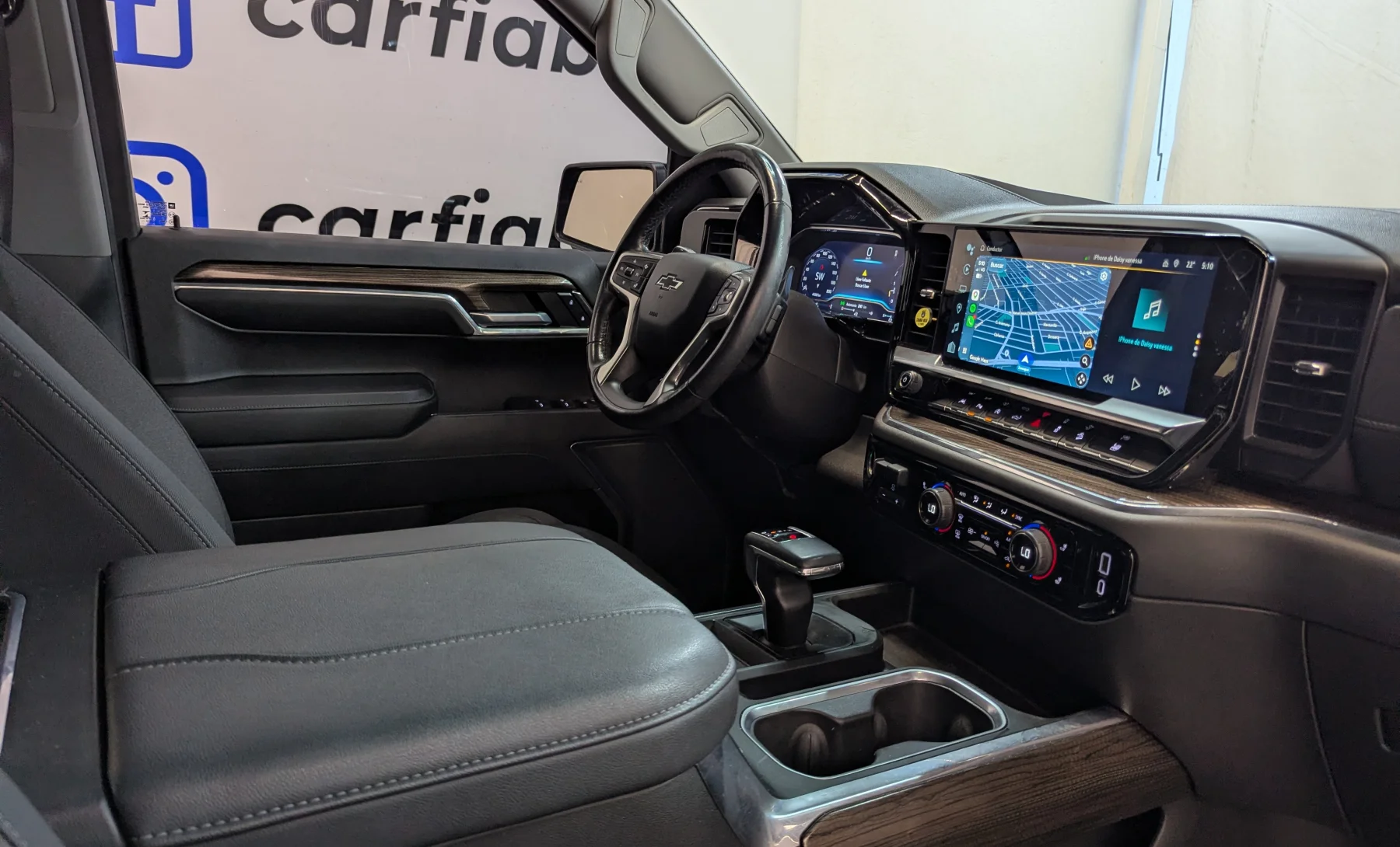 Chevrolet Cheyenne RST 2023 — interior 7 de 10
