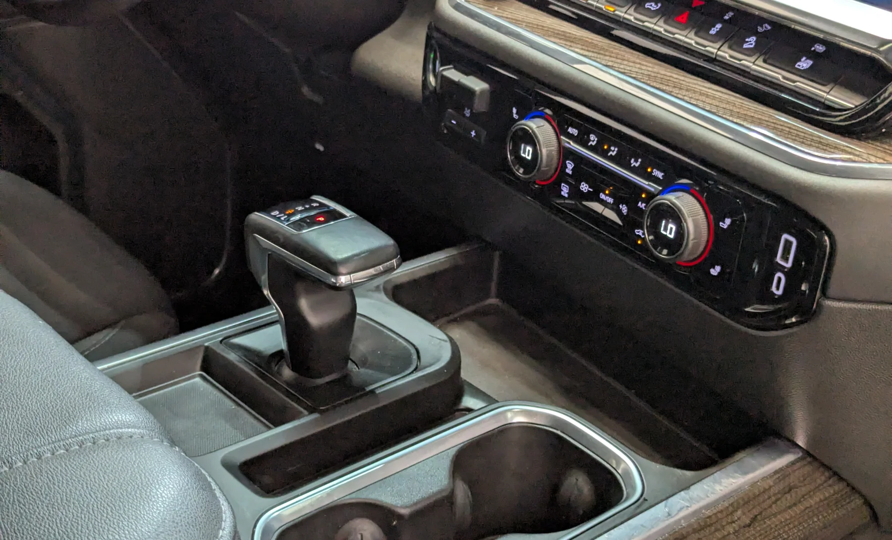 Chevrolet Cheyenne RST 2023 — interior 3 de 10