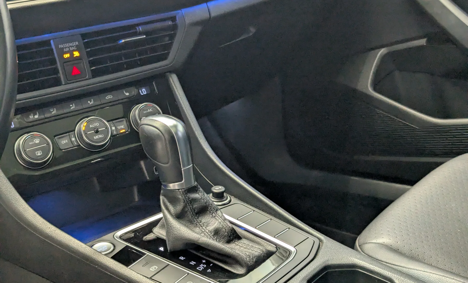 Volkswagen Jetta SEL Premium 2019 — interior 3 de 10