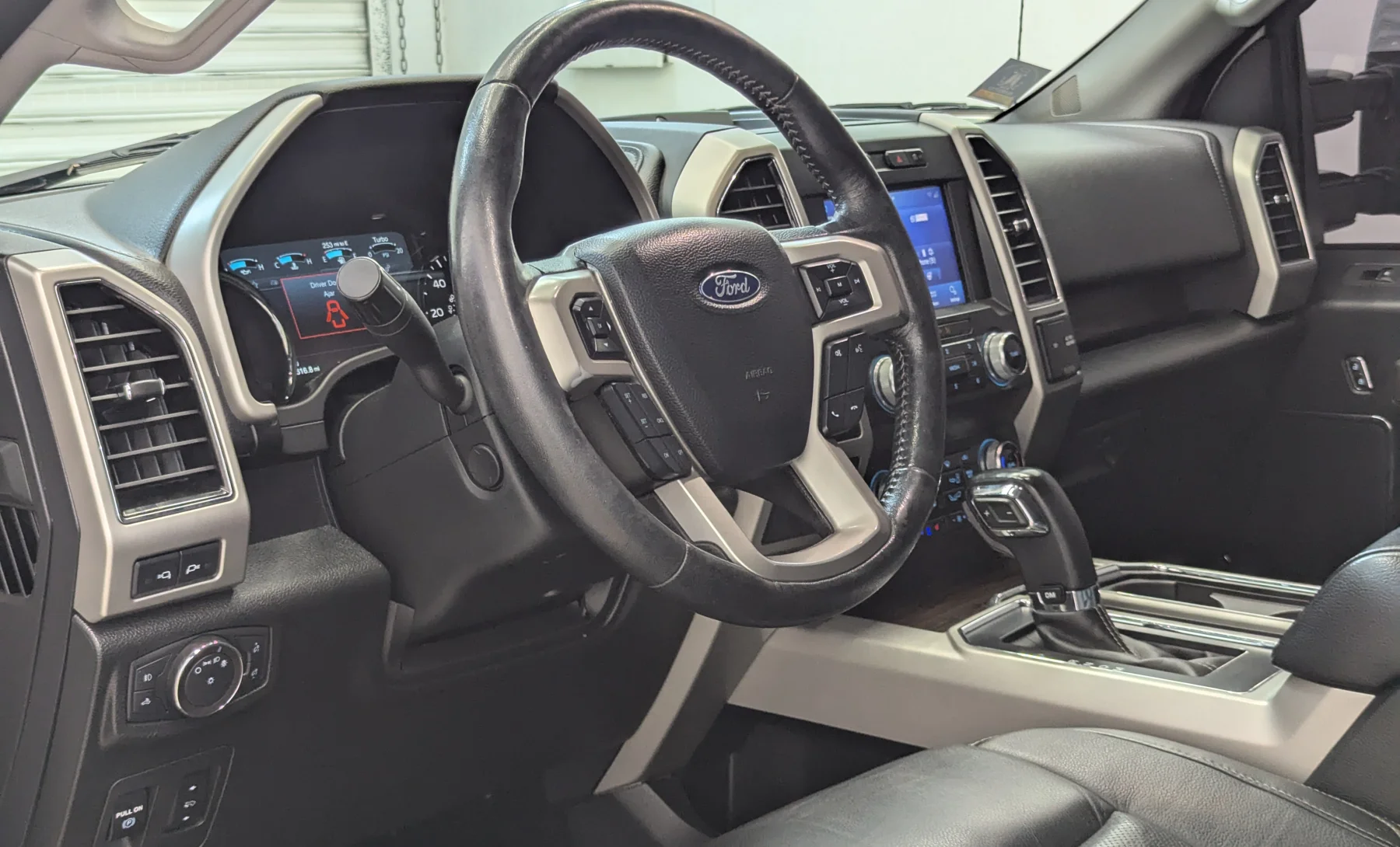 Ford F-150 Lariat 2019 — interior 1 de 10
