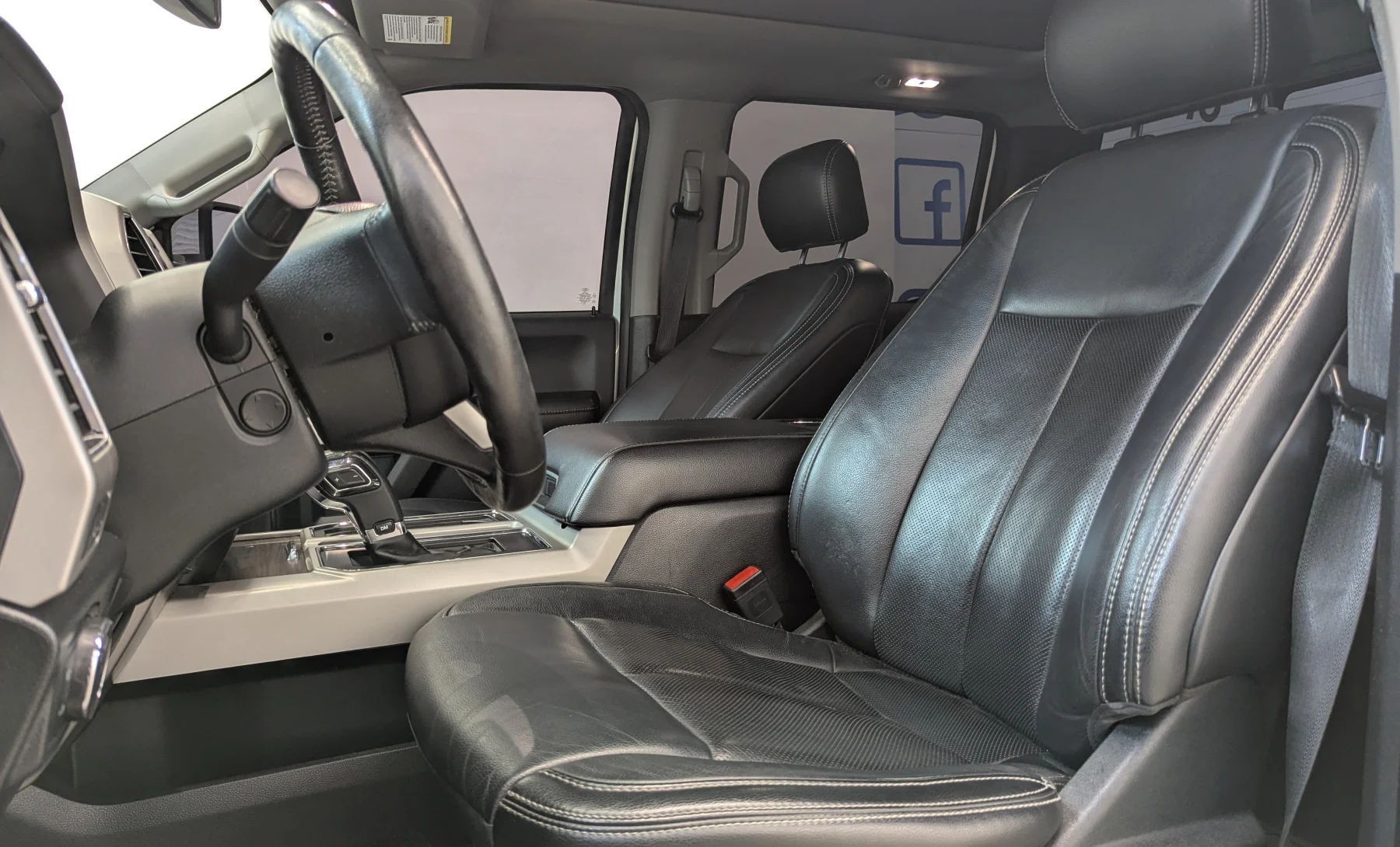 Ford F-150 Lariat 2019 — interior 2 de 10