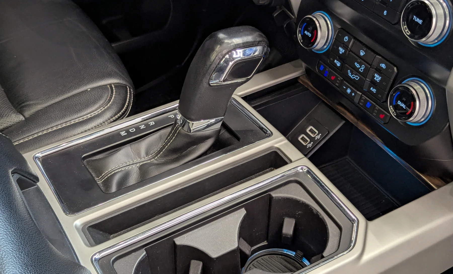 Ford F-150 Lariat 2019 — interior 3 de 10