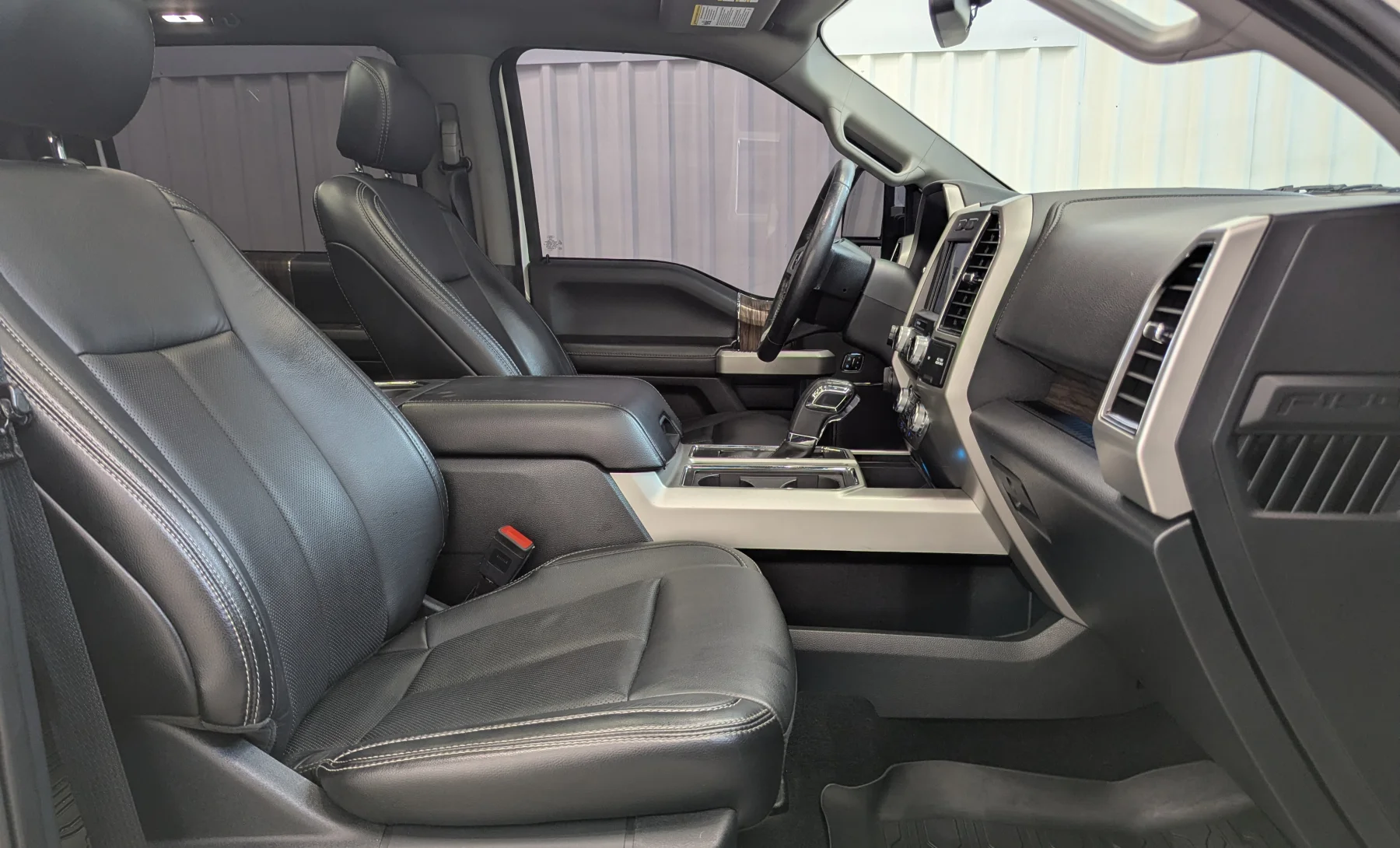Ford F-150 Lariat 2019 — interior 6 de 10