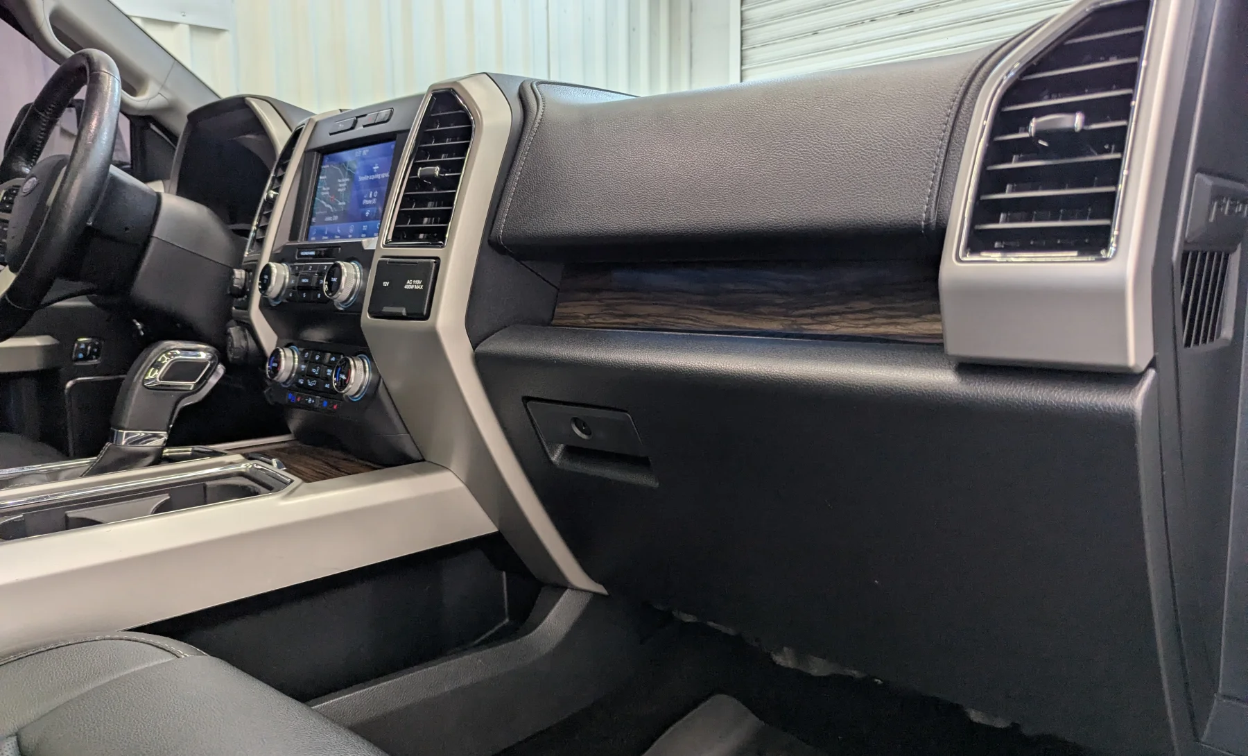 Ford F-150 Lariat 2019 — interior 7 de 10