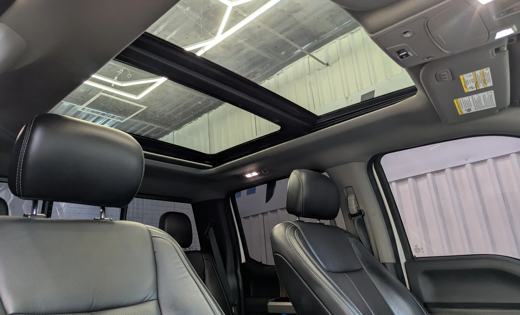 Ford F-150 Lariat 2019 — interior 8 de 10
