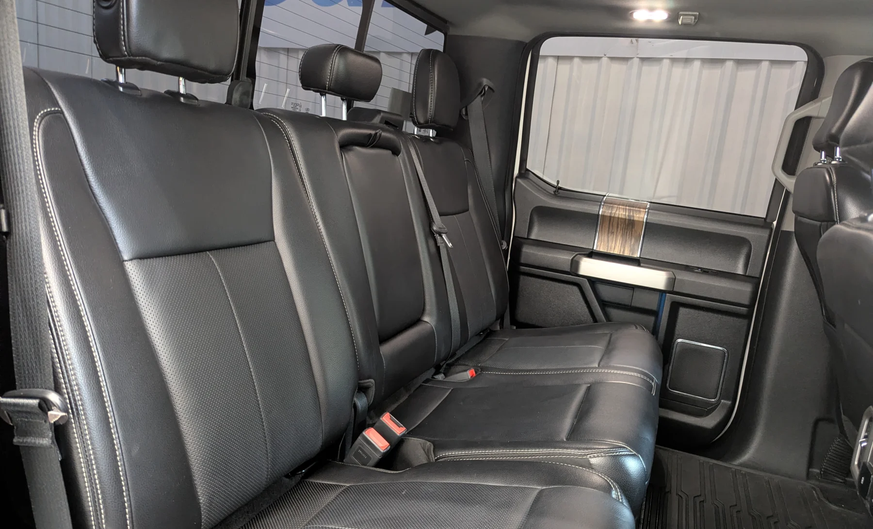 Ford F-150 Lariat 2019 — interior 9 de 10